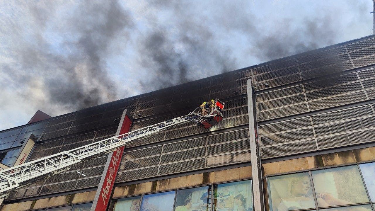 Die Feuerwehr rückte mit einer Drehleiter an, bekämpfte die Flammen.