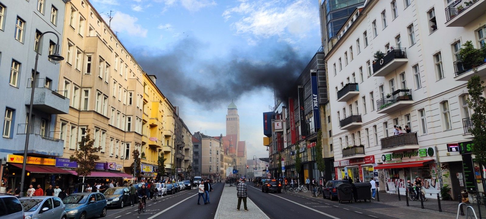 Autos brennen! Feuer in den Neukölln Arcaden löst Großeinsatz aus