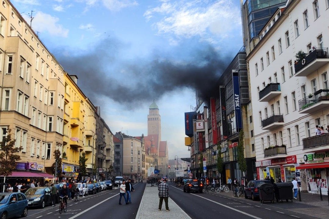 Am Abend kam es zu einem Brand im Parkhaus der Neuköllln Arcaden - sechs Autos standen in Flammen.