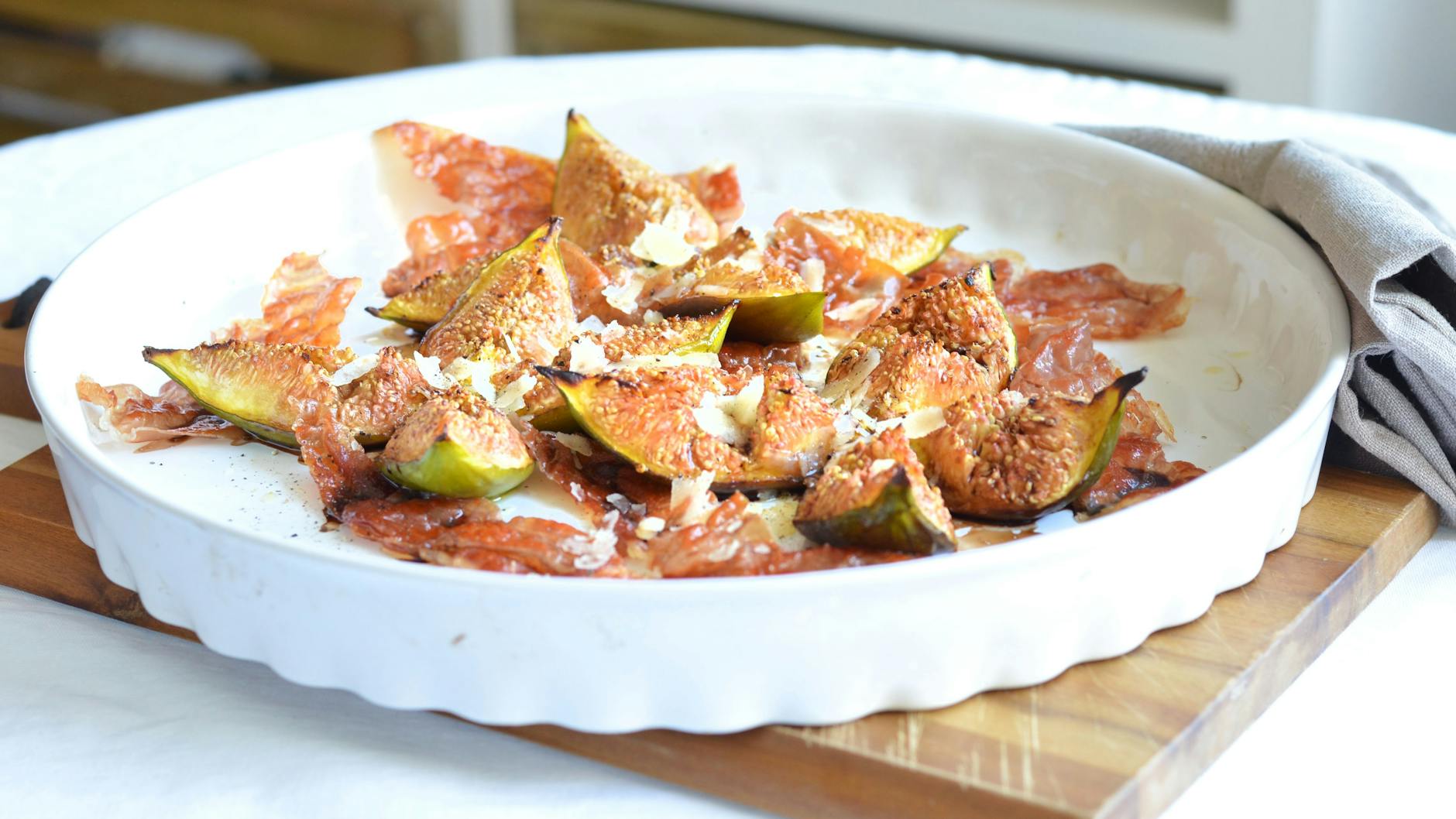 Süß und herzhaft wird es, wenn Feigen im Ofen gebacken und dann mit Prosciutto und Parmesan serviert werden.
