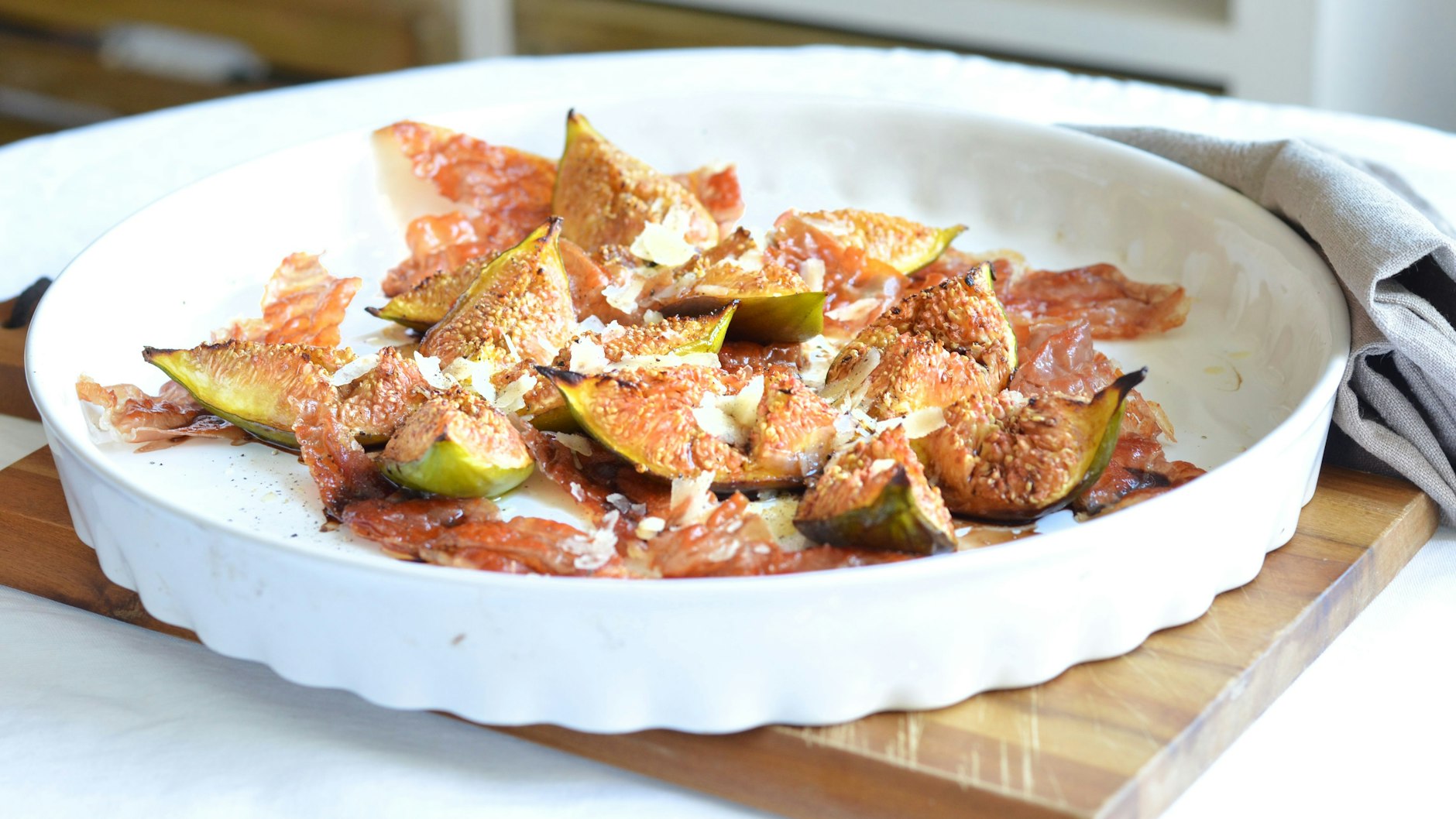 Süß und herzhaft wird es, wenn Feigen im Ofen gebacken und dann mit Prosciutto und Parmesan serviert werden.