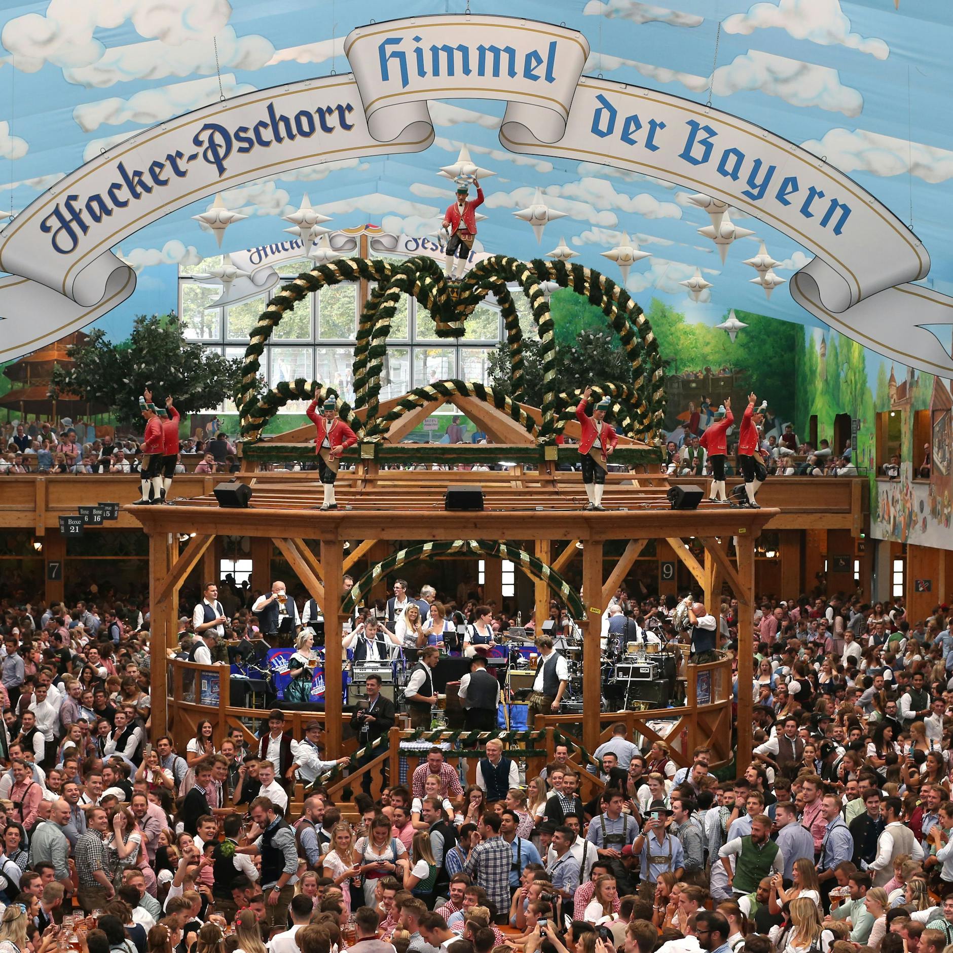 Wiesnbesucher drängen sich im Hackerzelt. 