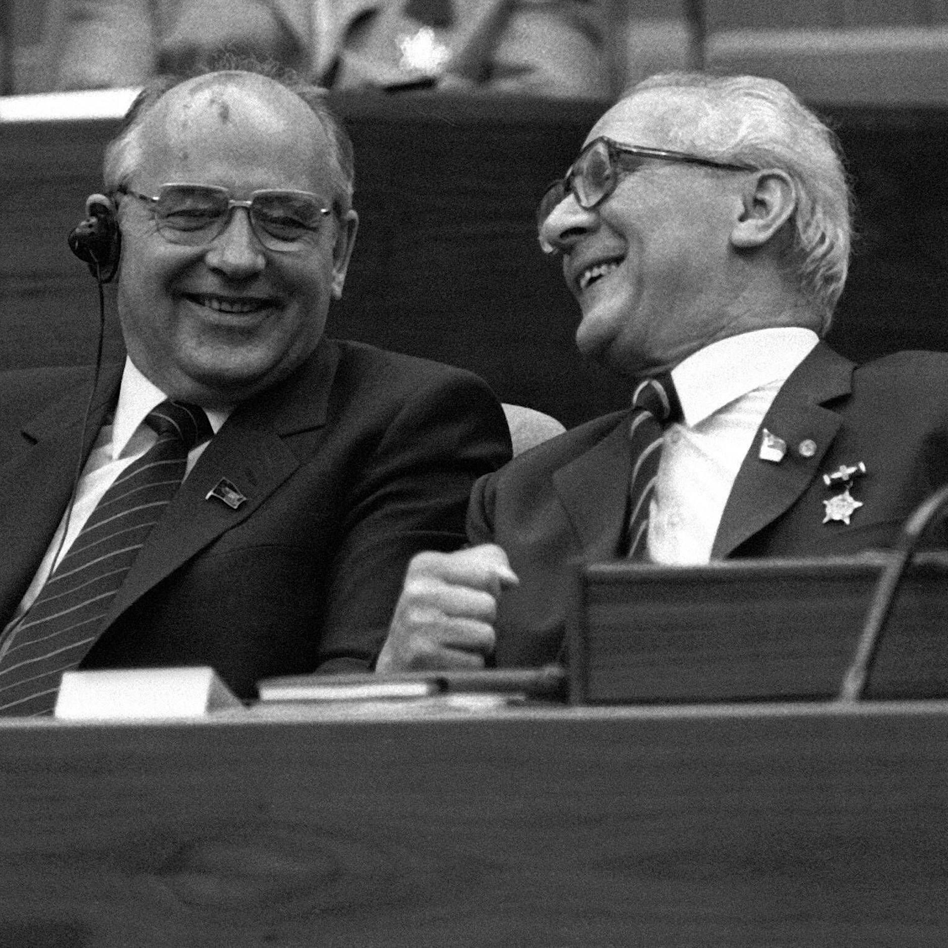 Witze aus der DDR: Zwei Volkspolizisten sind auf Streife unterwegs ...