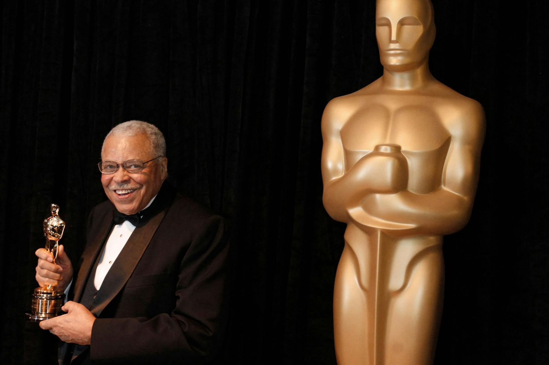 James Earl Jones posiert mit seinem Ehren-Oscar bei der 84. Verleihung der Academy Awards in Hollywood.