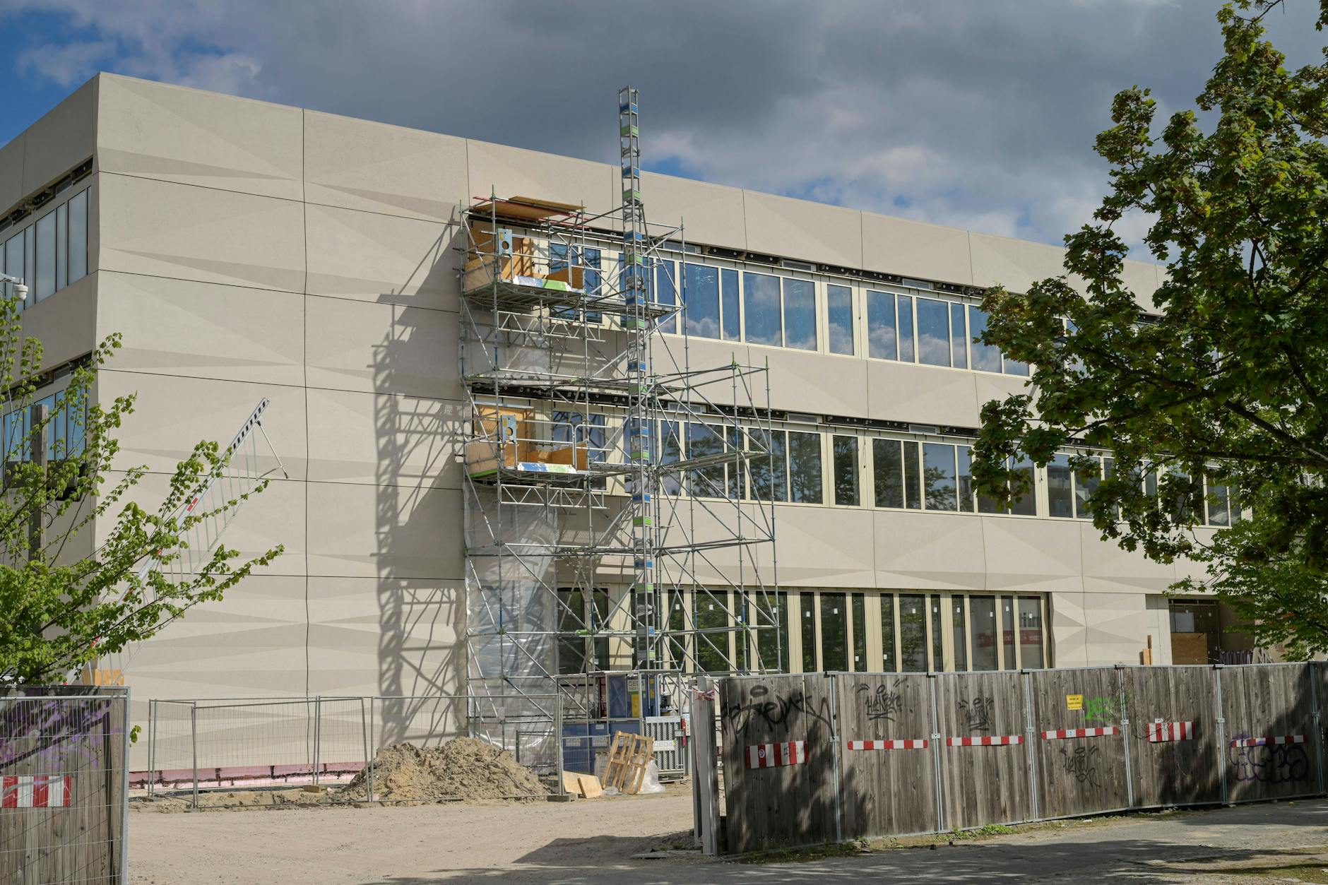 In Berlin entstehen ständig neue Schulen wie im Halemweg in Charlottenburg. Eine neue Holzbauschule in Mahlsdorf im Bezirk Marzahn-Hellersdorf könnte zum Vorbild weiterer Schulbauprojekte werden.