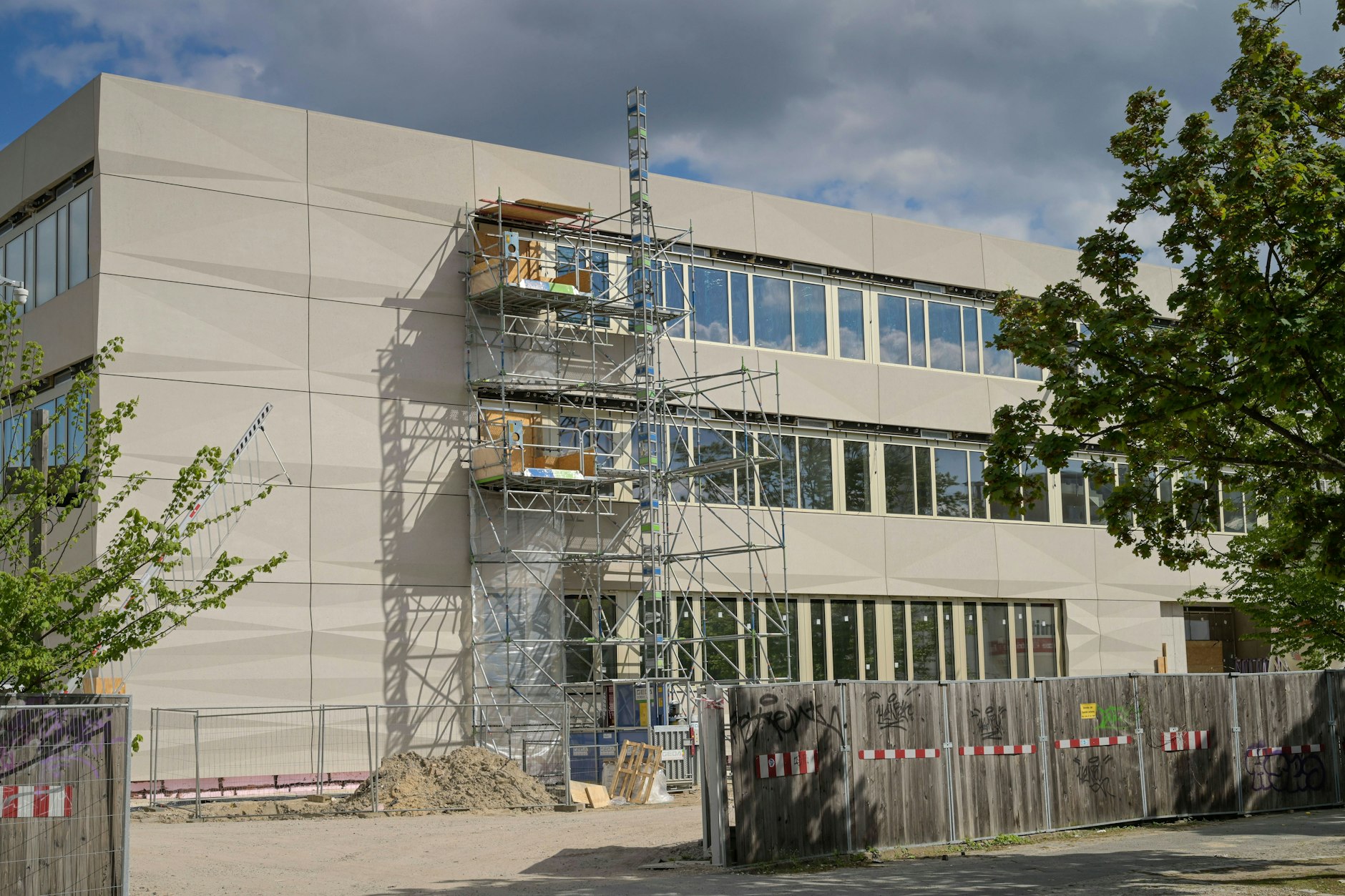 In Berlin entstehen ständig neue Schulen wie im Halemweg in Charlottenburg. Eine neue Holzbauschule in Mahlsdorf im Bezirk Marzahn-Hellersdorf könnte zum Vorbild weiterer Schulbauprojekte werden.