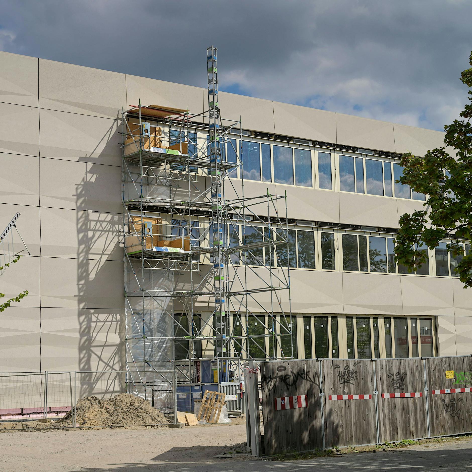 Marzahn-Hellersdorf: Richtfest für Berlins erste Holzbauschule in Mahlsdorf gefeiert