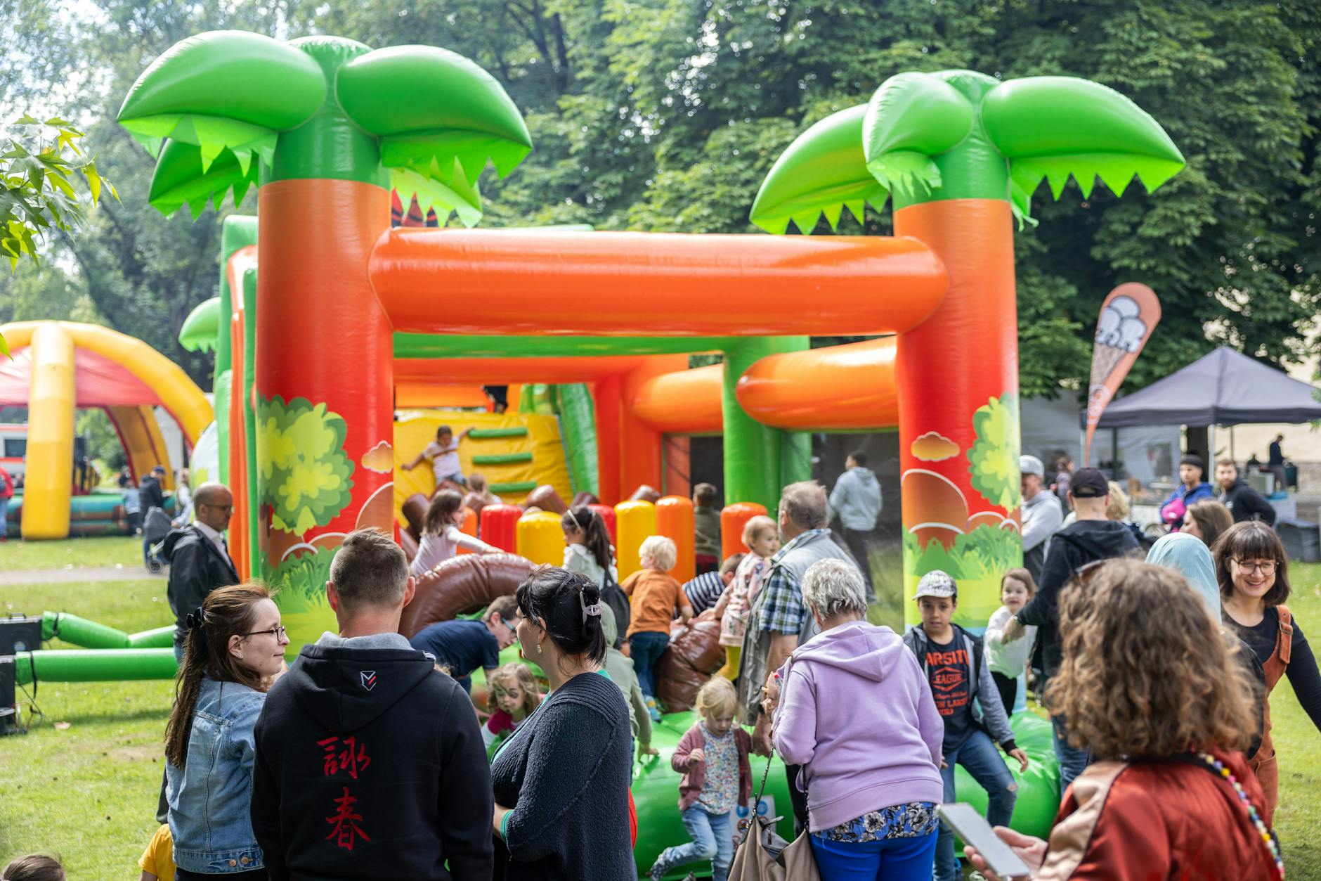 Bei der Eröffnungsfeier des Kinder- und Jugendtreffs Blueberry in Neukölln wird eine Hüpfburg aufgestellt.
