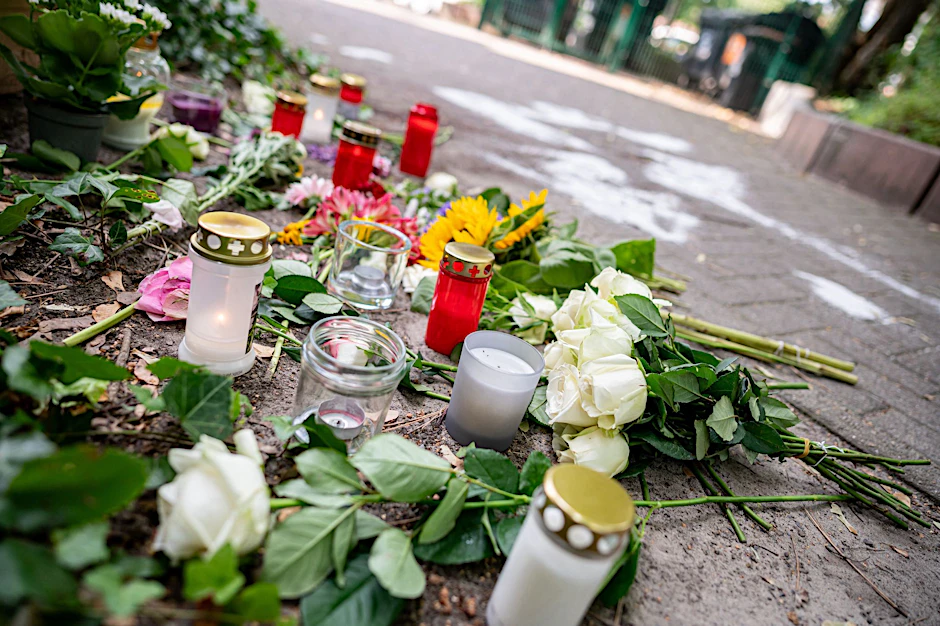 Nachbarn haben Kerzen und Blumen abgelegt. An diesem Weg in Berlin-Zehlendorf hat am 28. August 2024 ein Mann seine Ex-Frau erstochen. Die 36-jährige Nurhan B. war Mutter von vier Kindern.