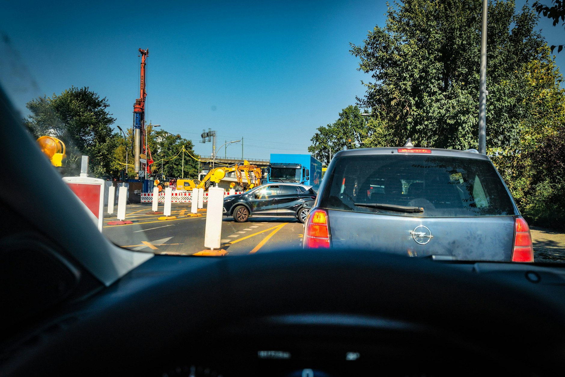Autofahrer in Biesdorf im Bezirk Marzahn-Hellersdorf müssen bis Ende der Woche mit Verkehrseinschränkungen auf der Köpenicker Straße rechnen.