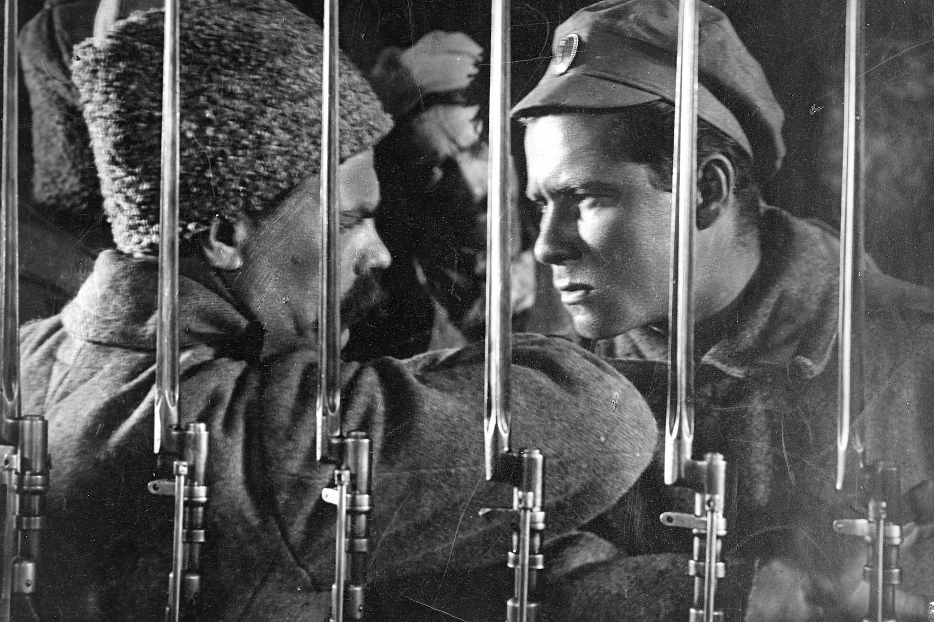 Kampf der Ideen: Ein ukrainischer Soldat und ein bolschewistischer Aufstandskämpfer treffen in Oleksandr Dowschenkos Film „Arsenal“ von 1928 aufeinander.