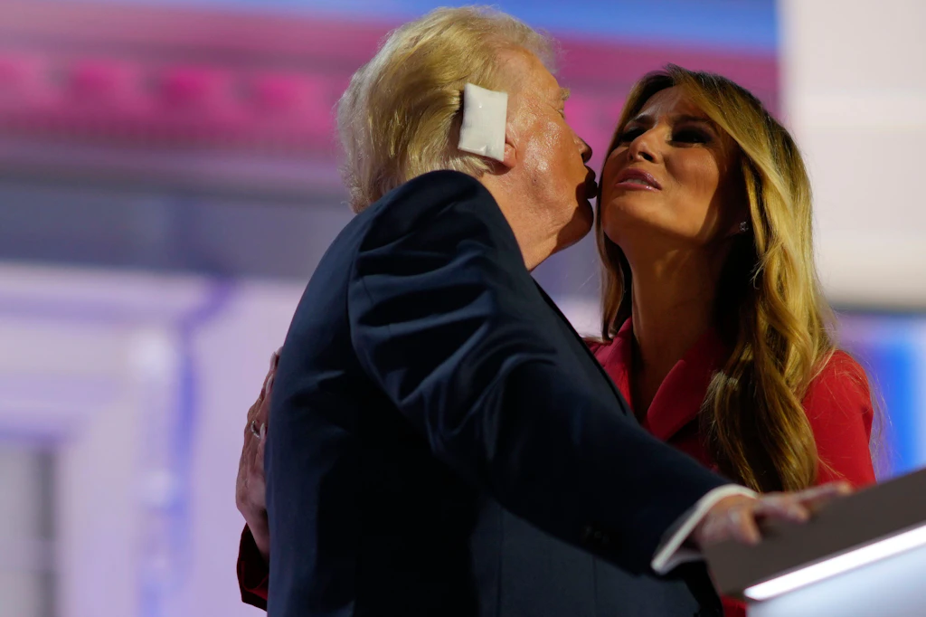 „Dahinter steckt noch mehr“: Melania Trump fordert nach Attentat Antworten
