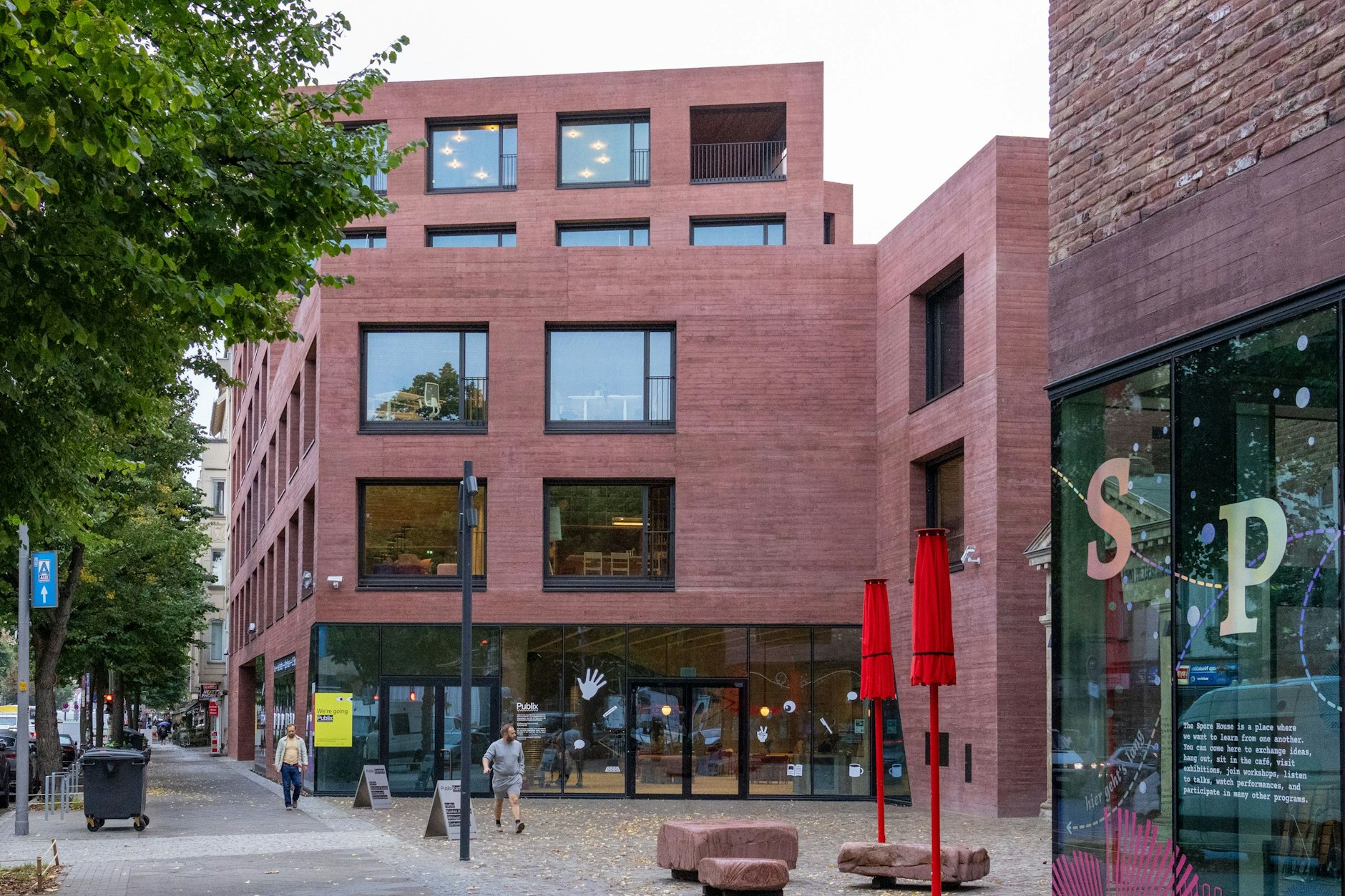 Das Haus für Journalismus – Publix in der Hermannstraße in Neukölln. Hier arbeiten mehr als 30 Organisationen rund um öffentliche Meinungsbildung.