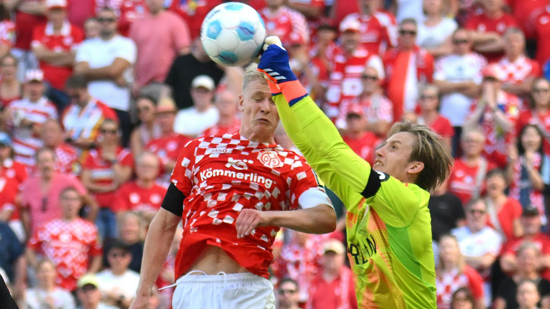 Auf die Paraden von Torwart Frederik Rönnow kann sich Union verlassen. Hier setzt sich der Däne gegen den Mainzer Jonathan Burkardt (l.) durch.