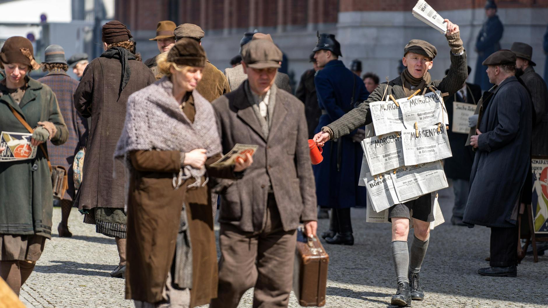 Hineinschnuppern in die Film-Welt: Komparsen beim „Babylon Berlin“-Dreh am Roten Rathaus. 