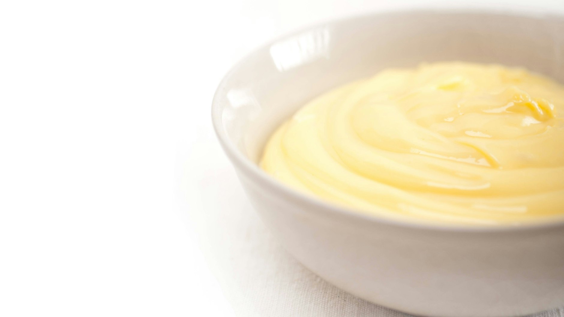 Als Kinder haben wir Omas Pudding immer noch warm genossen. Kennen Sie das auch? 