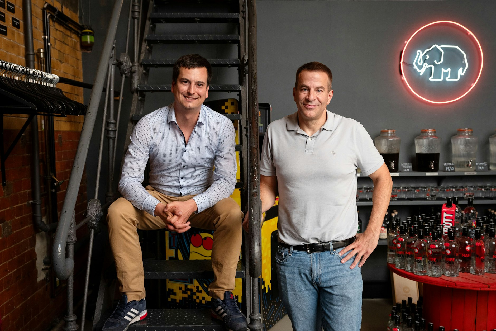 Die Geschäftsführer Quirin Graf Adelmann und Tom Hölzner (l.) von der Berliner Spirituosen-Marke Mampe kritisieren die Bundesregierung wegen aktueller Zollbedingungen