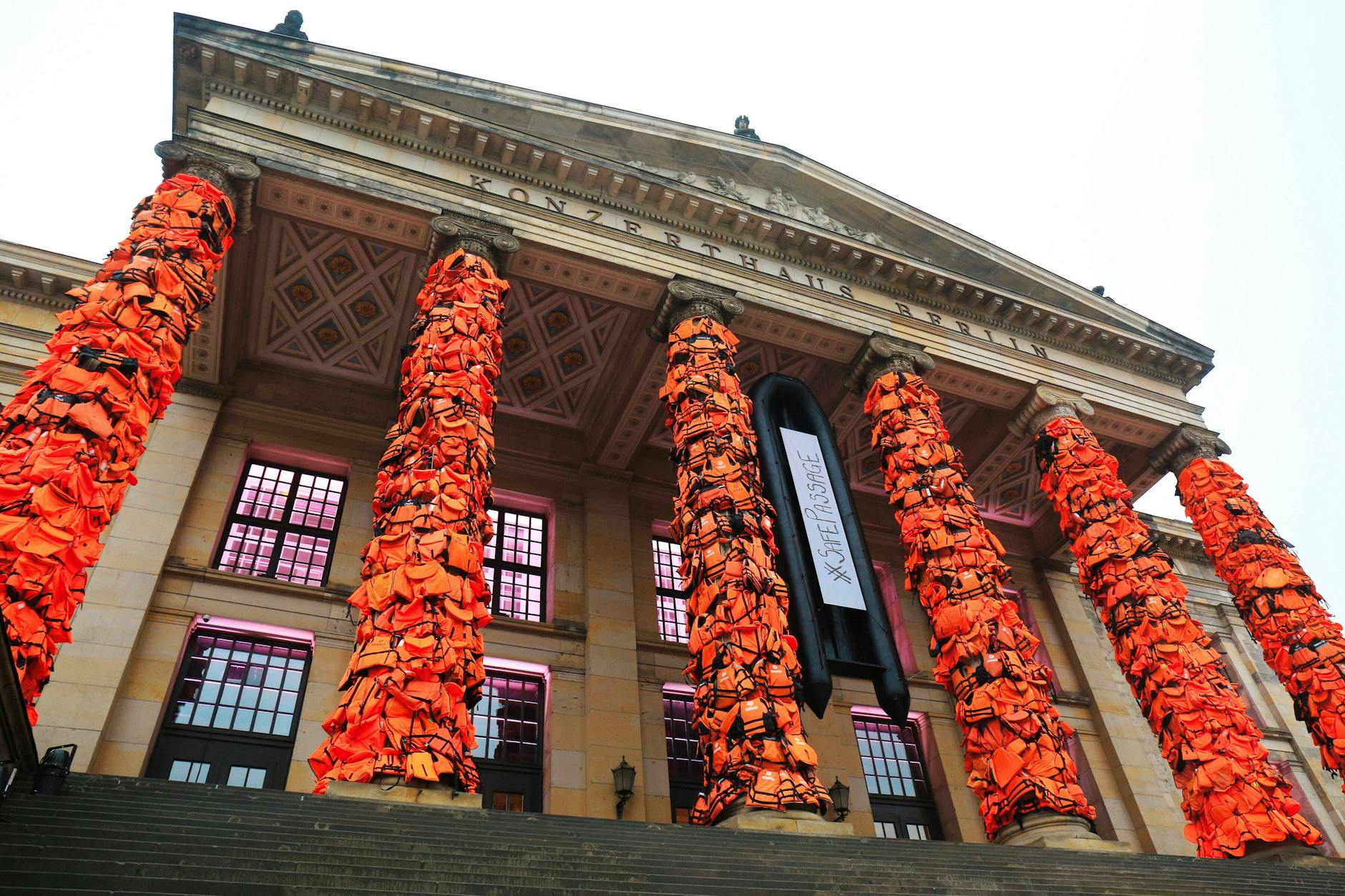 Ai Weiwei hüllt die Säulen des Konzerthauses am Gendarmenmarkt in Tausende Schwimmwesten.