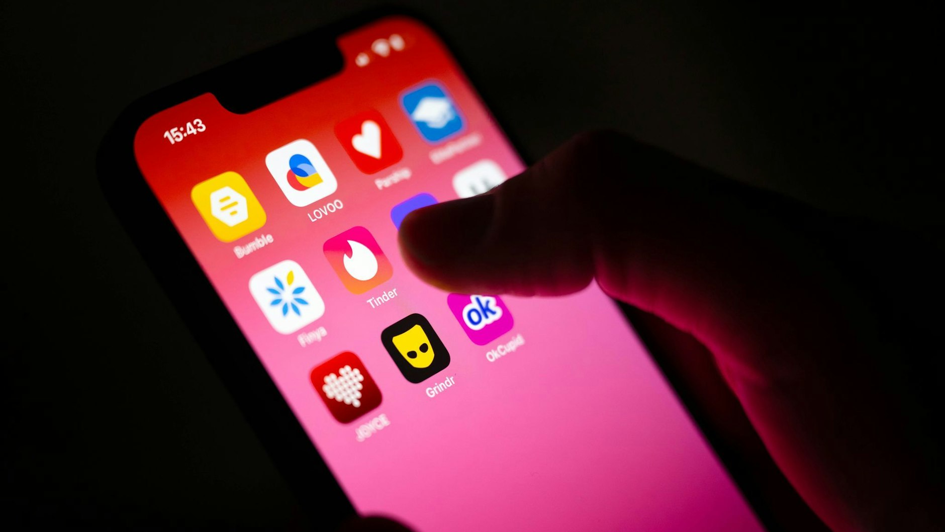 Auf Dating-Apps zu sein während man in einer Beziehung ist? Das finden Deutsche heute weniger schlimm.