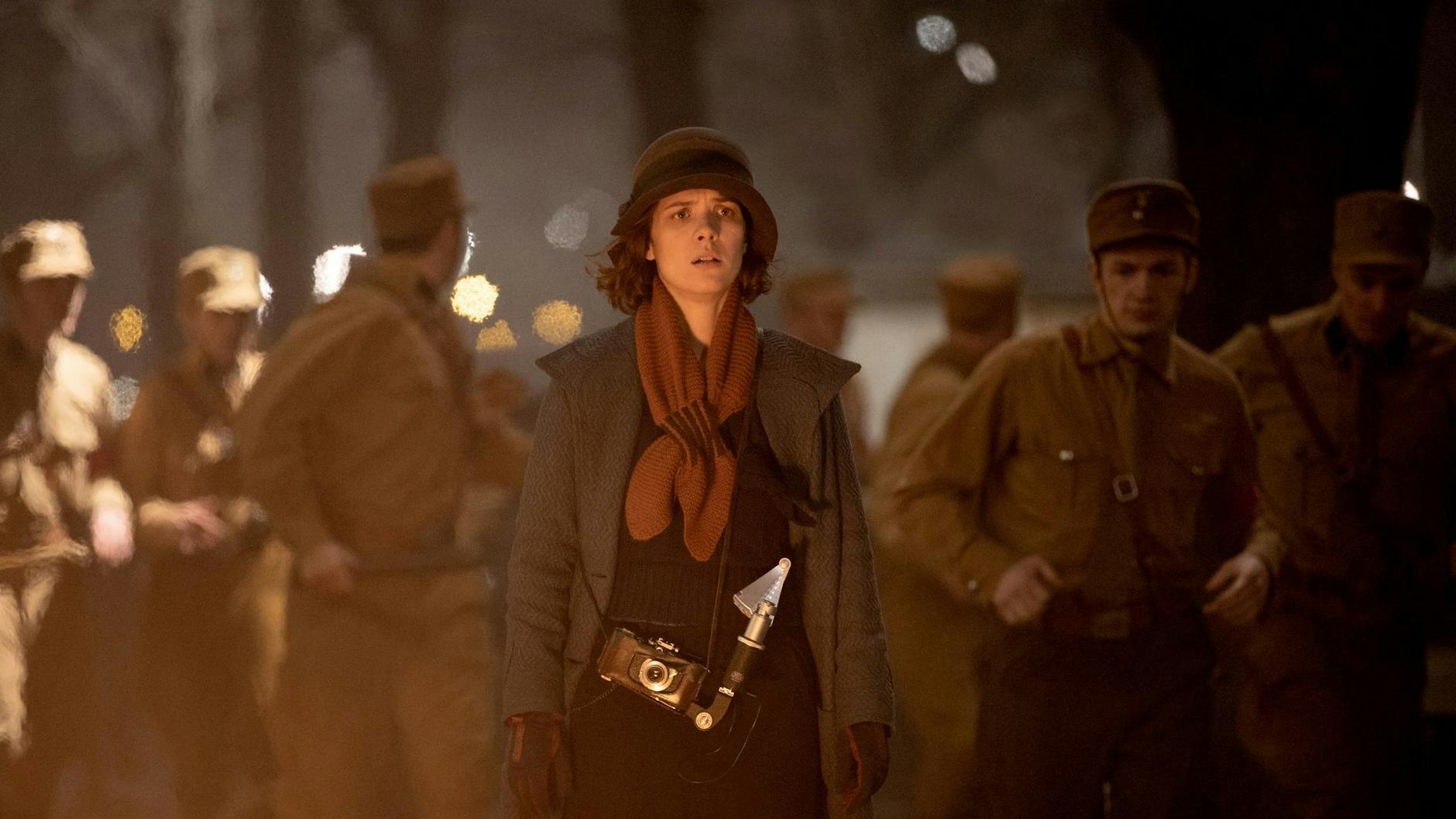 Düstere Zeiten kommen auch in der fünften Babylon Berlin-Staffel auf Charlotte Ritter (Liv Lisa Fries) zu - die Machtergreifung der Nazis. In der vierten Staffel wird dies in einigen Szenen wie diese angedeutet.
