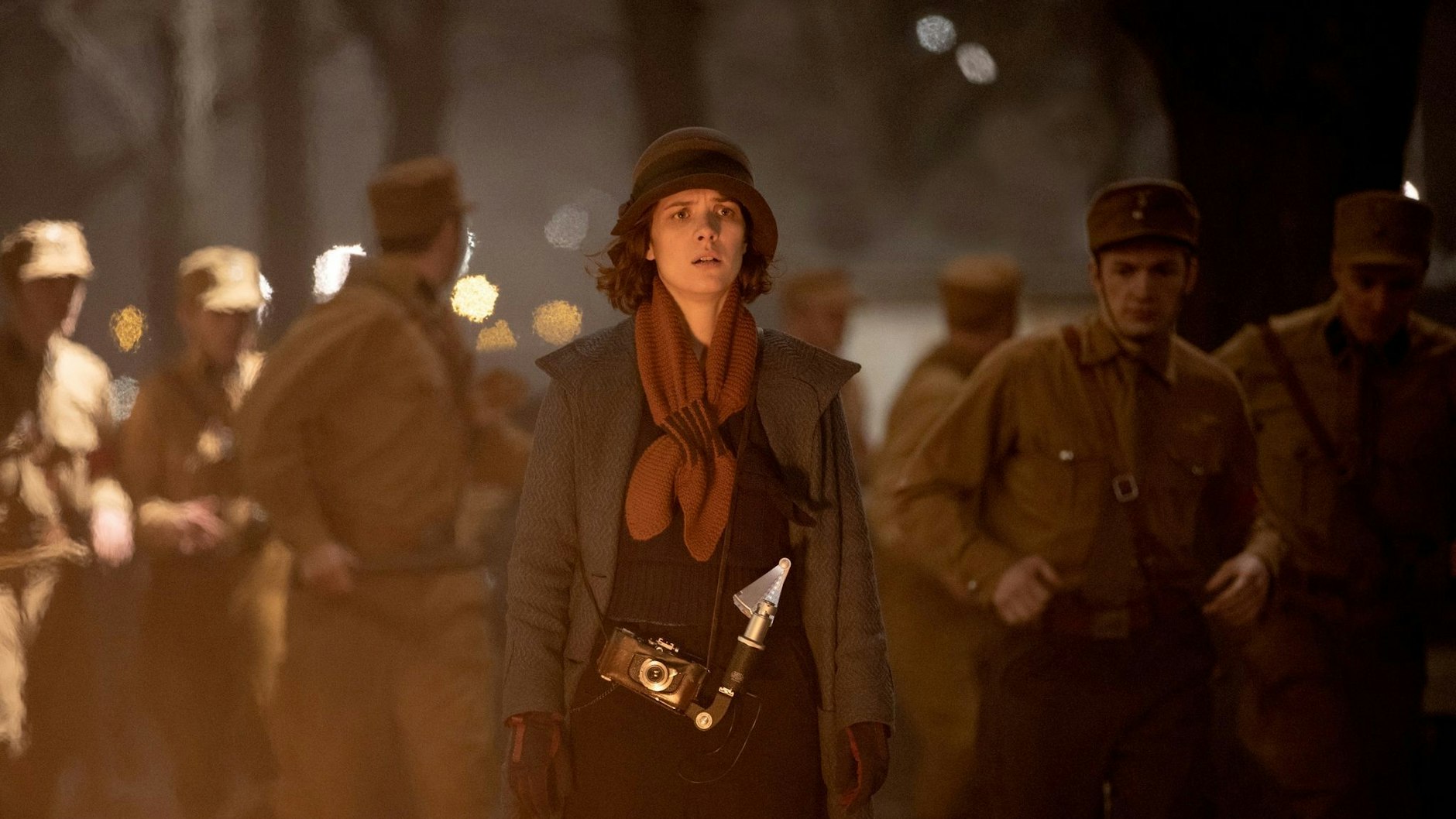 Düstere Zeiten kommen auch in der fünften Babylon Berlin-Staffel auf Charlotte Ritter (Liv Lisa Fries) zu - die Machtergreifung der Nazis. In der vierten Staffel wird dies in einigen Szenen wie diese angedeutet.