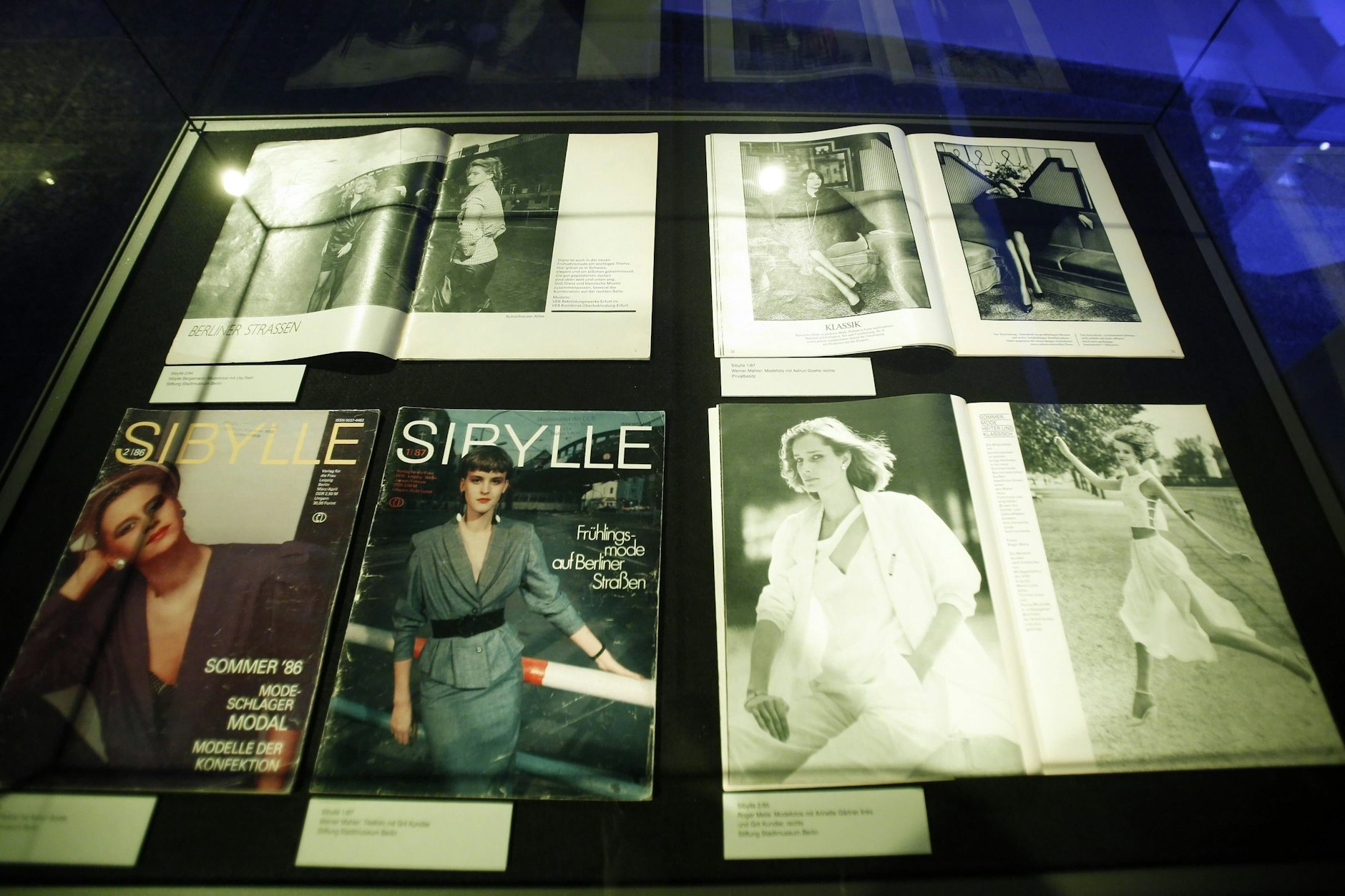 Mondän, begehrt und gern geteilt: Ausgaben der Modezeitschrift Sibylle werden in einer Ausstellung im Kunstgewerbemuseum Berlin gezeigt.