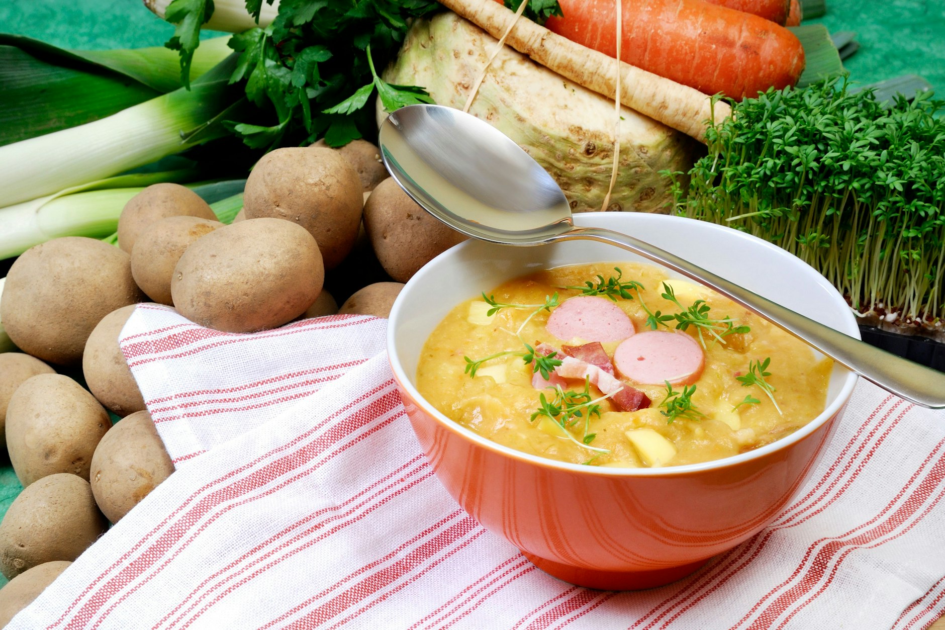 Leckere Kartoffelsuppe mit Würstchen: Dieses Rezept ist perfekt, um im Herbst die Suppen-Saison zu eröffnen!