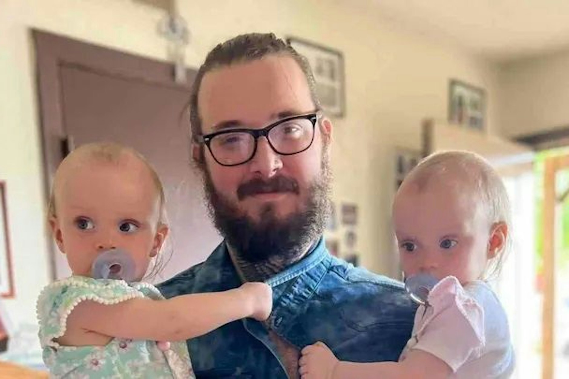 Papa Marshall Suter mit seinen Töchtern Ariel und Avery - sie starben in der Hitze-Hölle eines geparkten Autos.