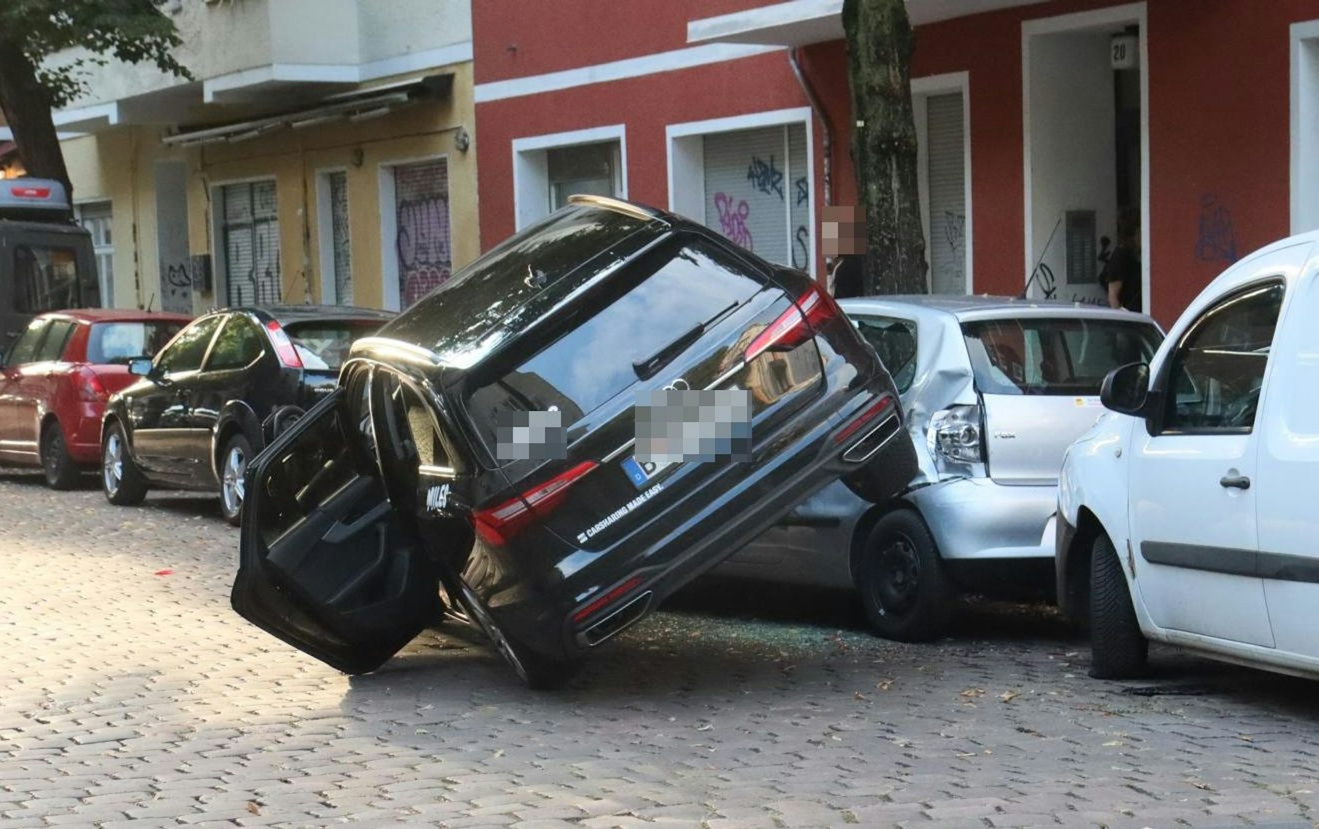 Mit zwei Rädern an den Fenstern eines VW Fox wurde ein Audi abgestellt.