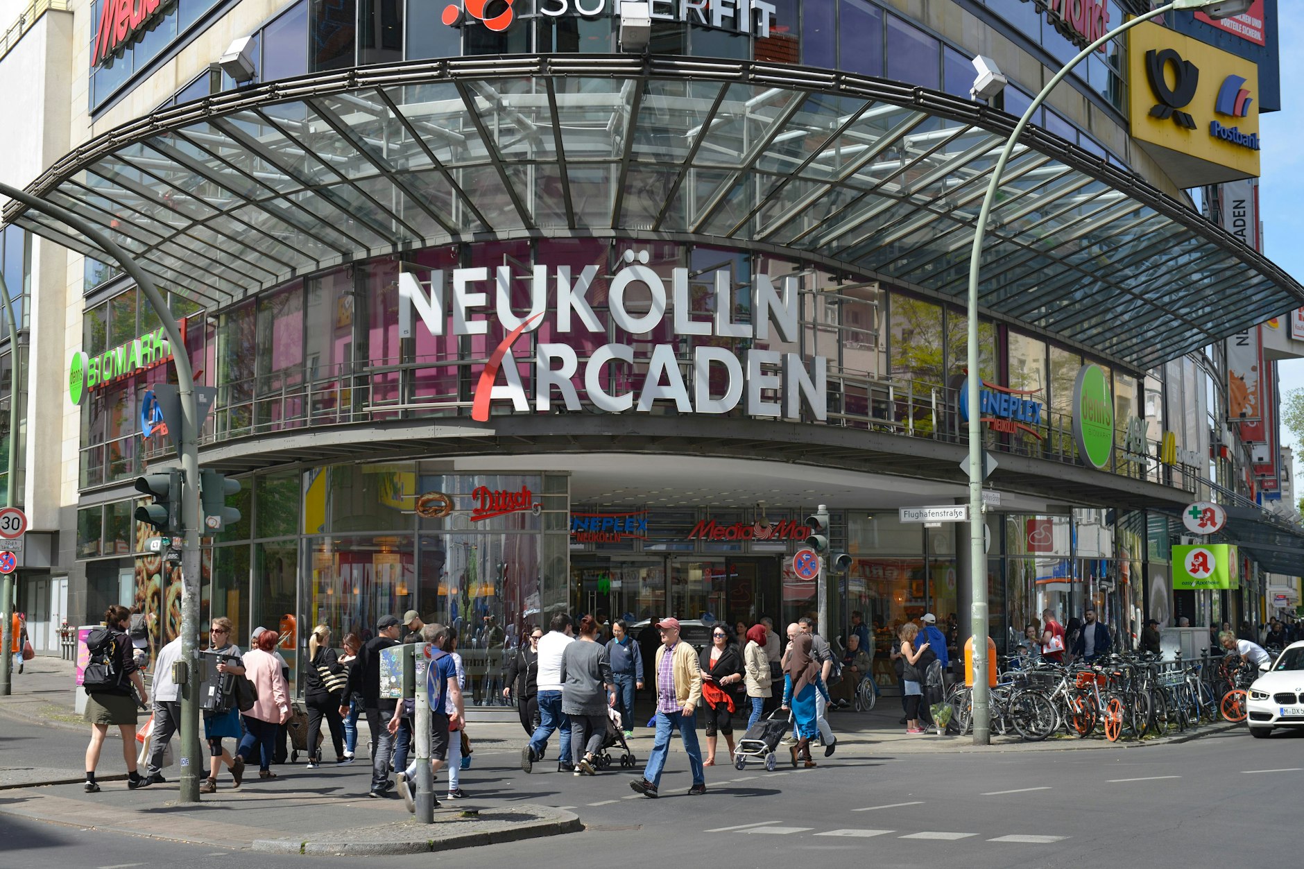 Nachdem mehrere Autos im Parkhaus der Arcaden gebrannt haben, können die Geschäfte wieder öffnen.