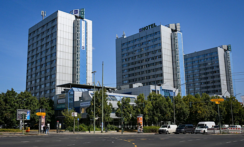 Der aus drei Hochhäusern bestehende Hotel-Komplex in der Landsberger Allee in Lichtenberg soll ab 2025&nbsp; für Flüchtlinge genutzt werden.&nbsp;