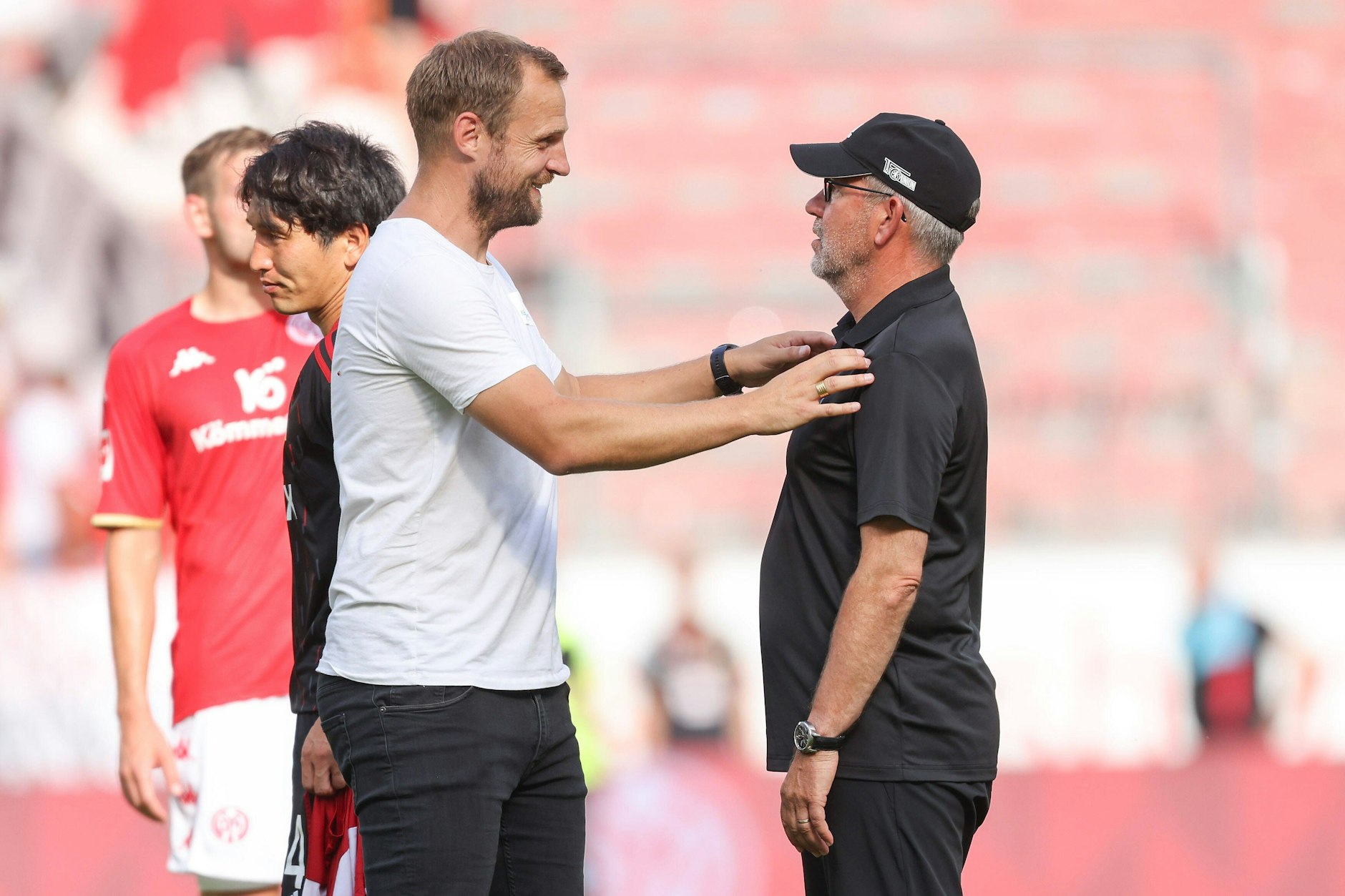Cheftrainer Bo Svensson (45) und sein Vor-Vorgänger Urs Fischer (58), dessen Fußballidee vielen Profis beim 1. FC Union noch in den Köpfen steckt.