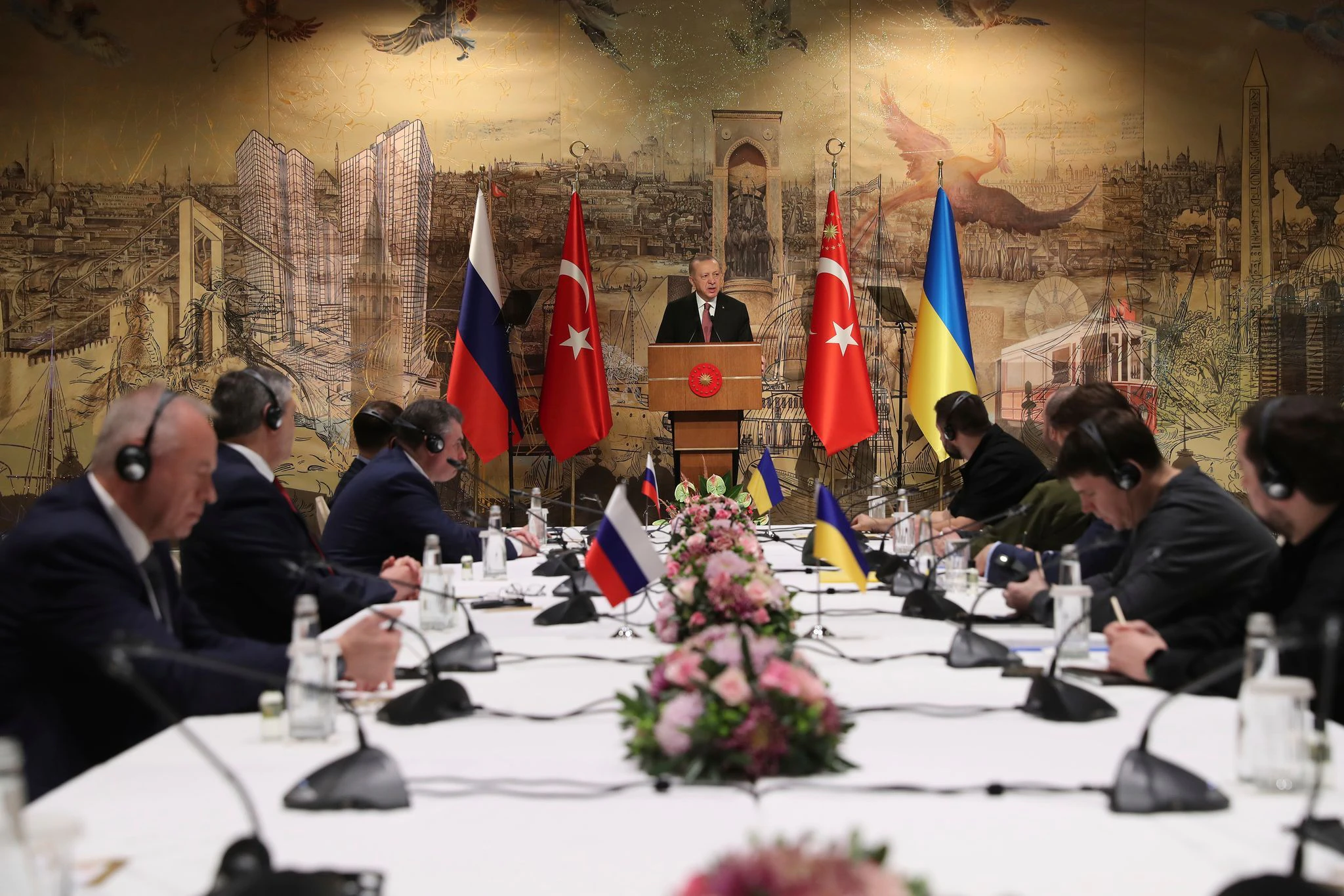 Der türkische Präsident Erdogan spricht im März 2022 kurz vor den Friedensgesprächen zwischen Russland und der Ukraine zu den Verhandlungsführern.