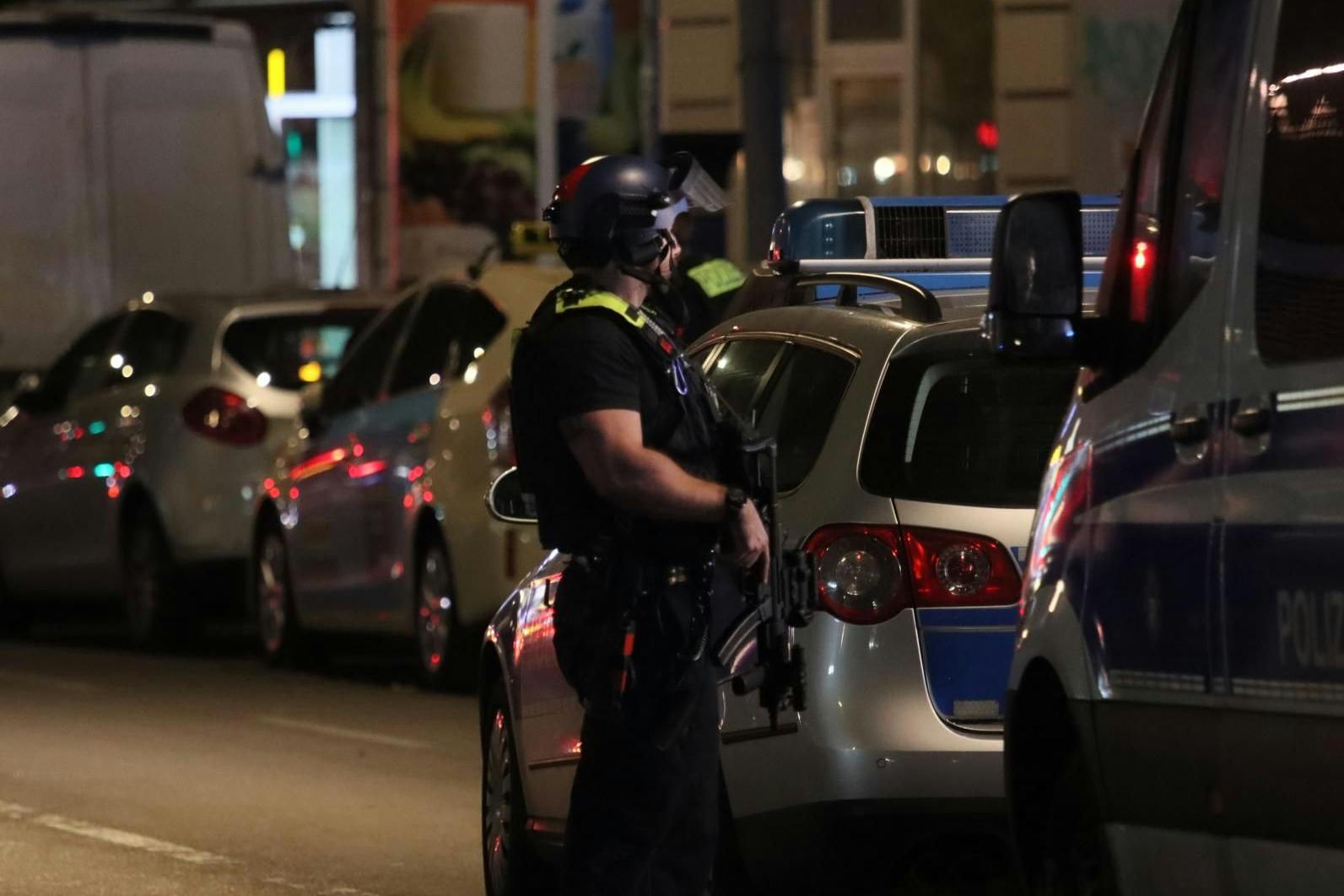 Nach Schüssen in Gesundbrunnen sicherten mehrere Einsatzhundertschaften die Gegend ab.