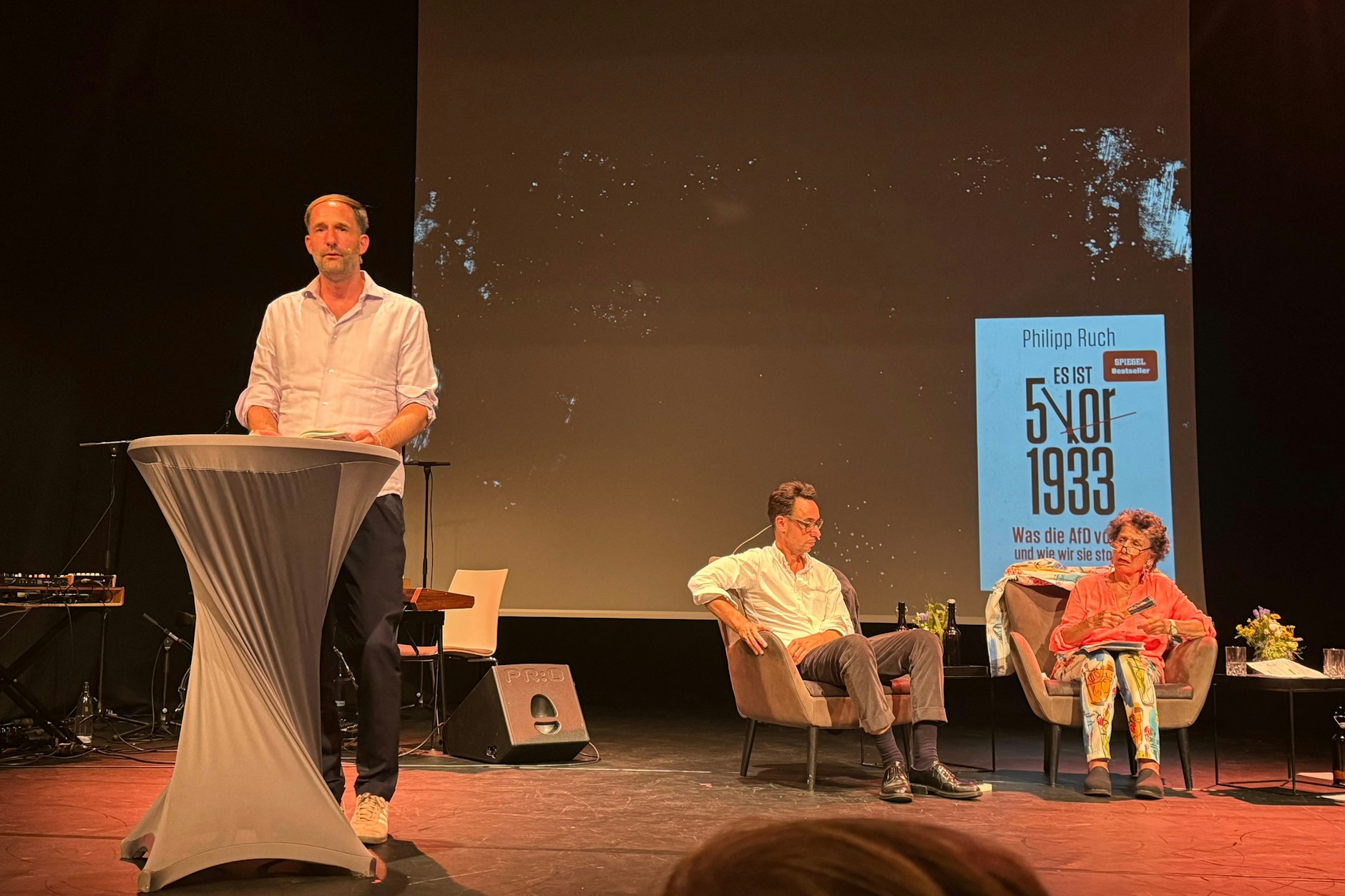 Philipp Ruch (l.) bei der Buchpräsentation im Pfefferberg-Theater, im Hintergrund die Publizisten Georg Diez und Lea Rosh.&nbsp;