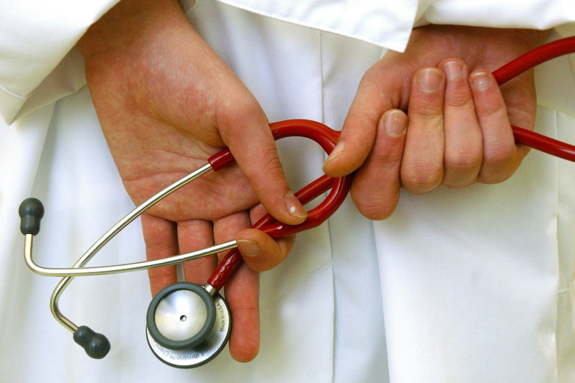 Wenn der Patient nicht erscheint, soll das nach dem Willen der Kassenärztlichen Bundesvereinigung (KBV) mit einer Strafzahlung geahndet werden. (Symbolbild)