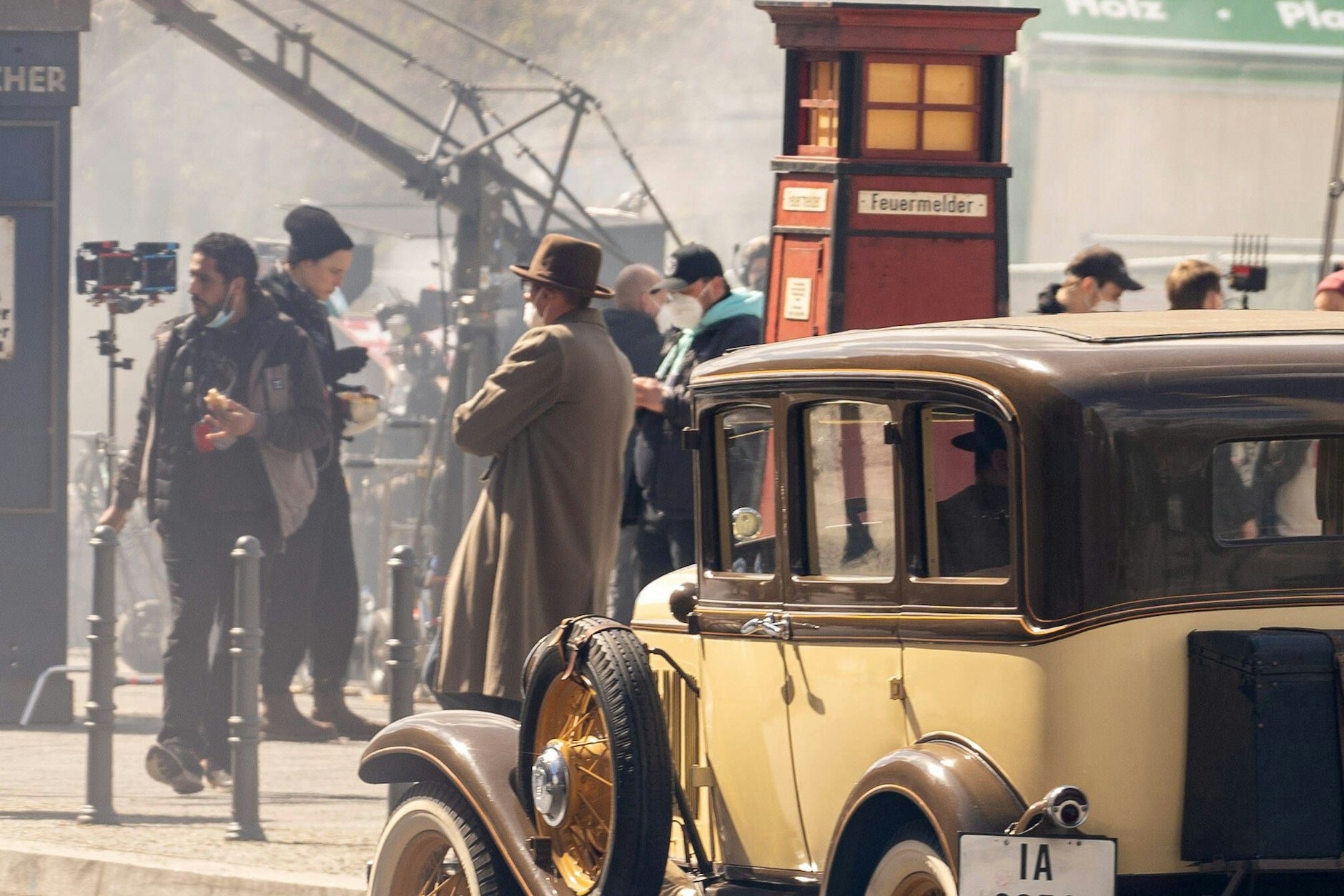 Dreharbeiten für „Babylon Berlin“ am Roten Rathaus (2021) mit Statisten: Auch für die letzte Staffel der Serie werden wieder Komparsen gebraucht.