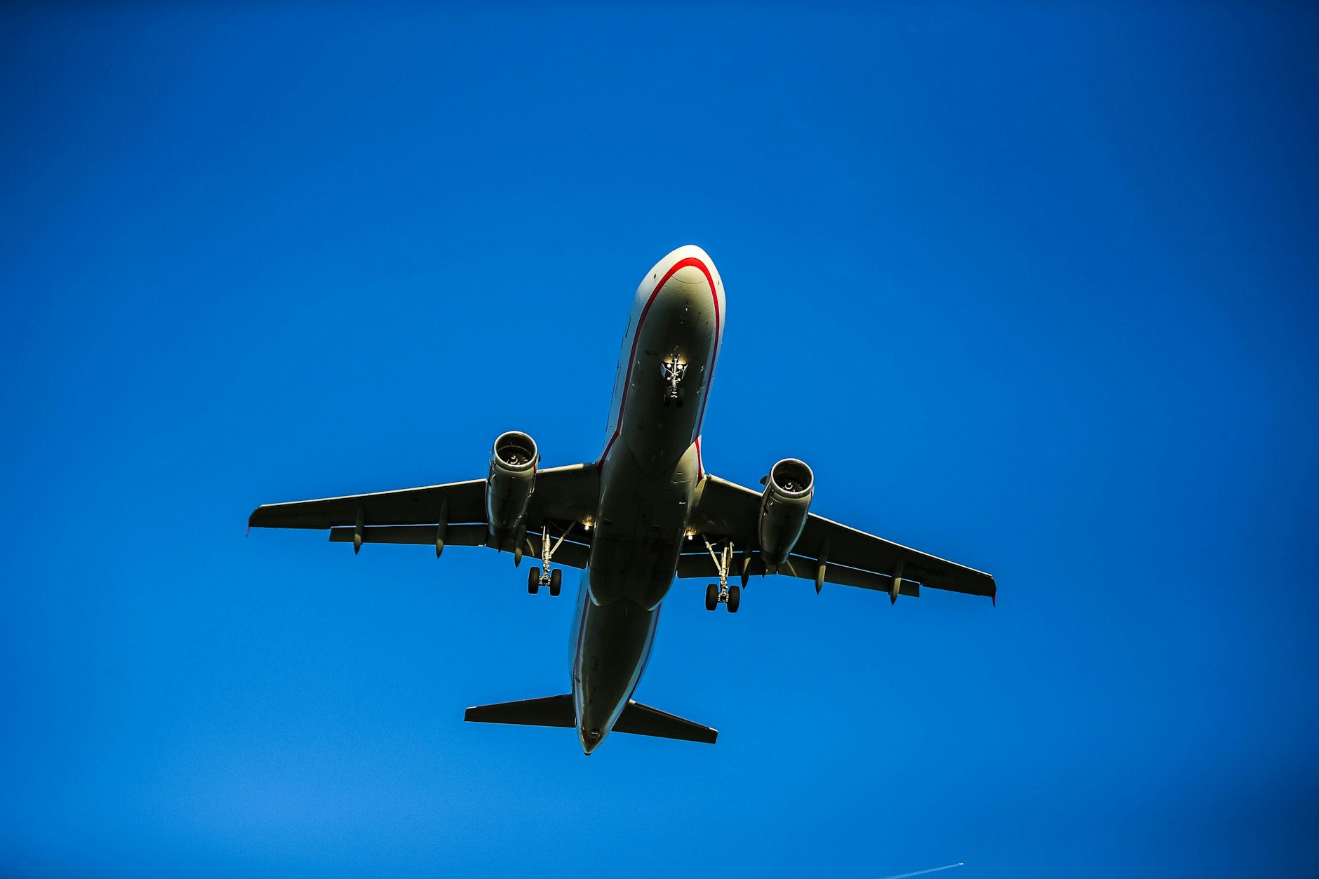 Ein Flugzeug im Landeanflug auf den Flughafen BER: Nicht immer wird sich dabei an den festgelegten Routen gehalten.