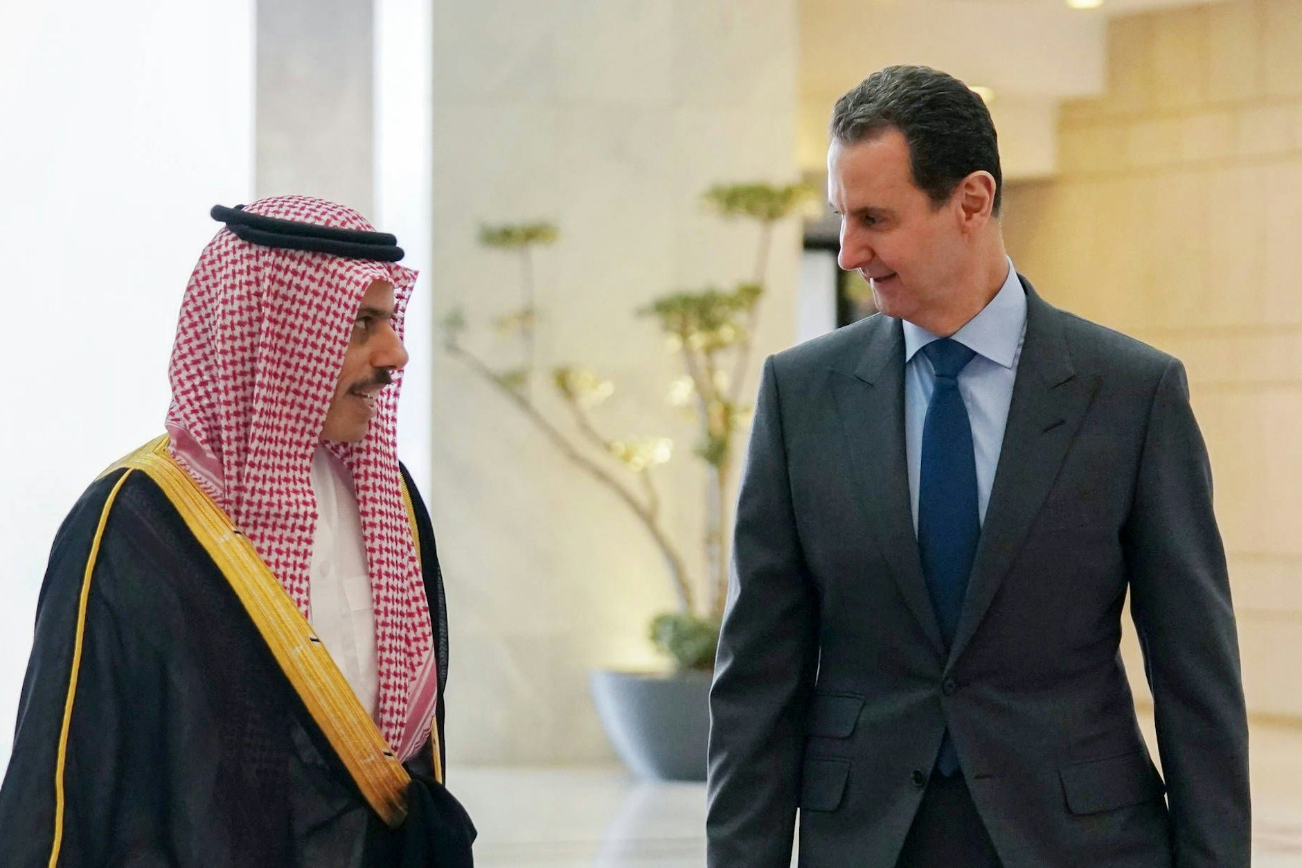 April 2023: Der syrische Präsident Baschar al-Assad (r.) empfängt den saudischen Außenminister Prinz Faisal bin Farhan Al Saud in Damaskus.