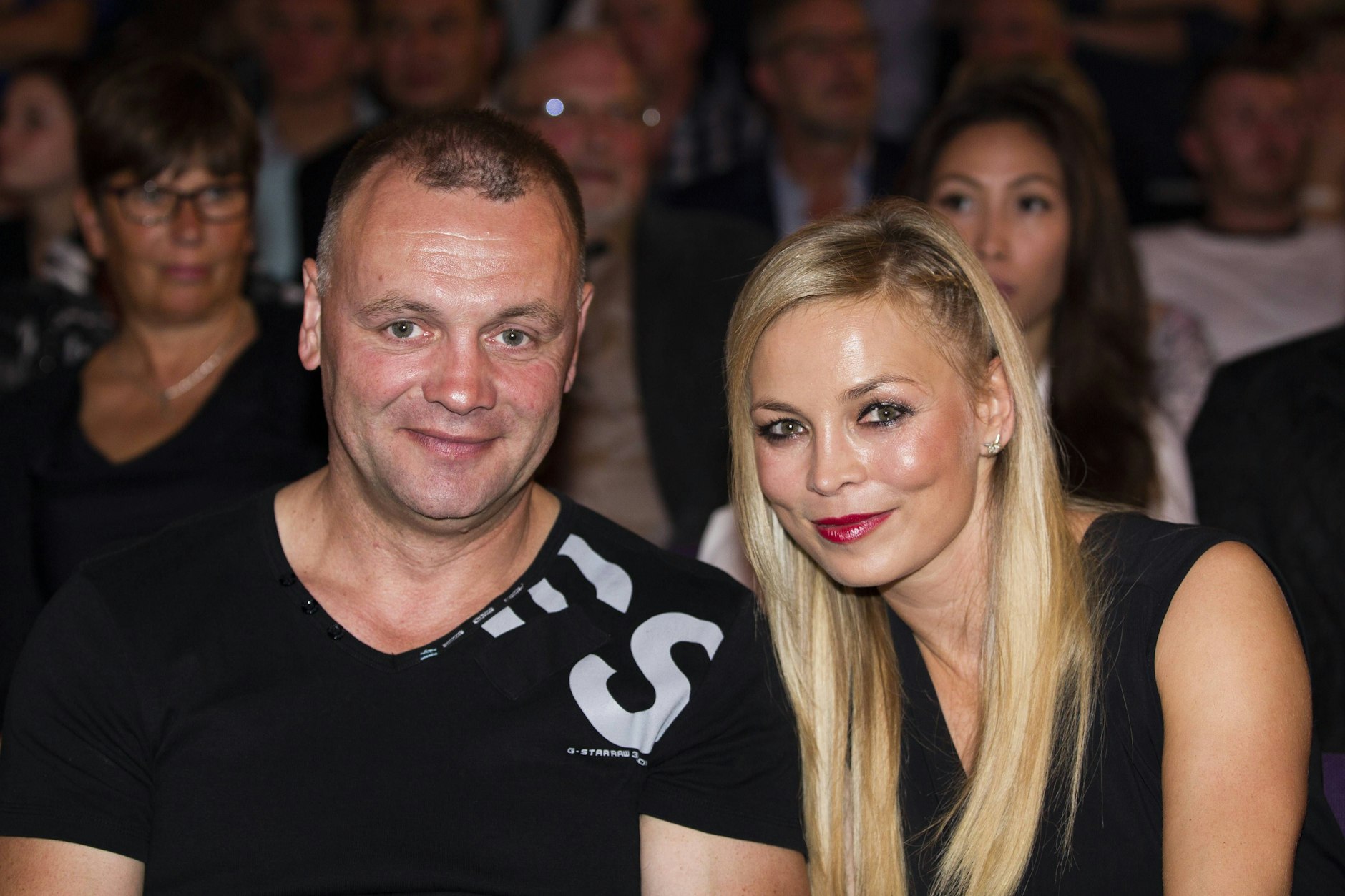 Torsten Schmitz und Regina Halmich posieren 2014 beim Kampf &nbsp;des Briten Paul Smith gegen Berlins Arthur Abraham für ein Foto.