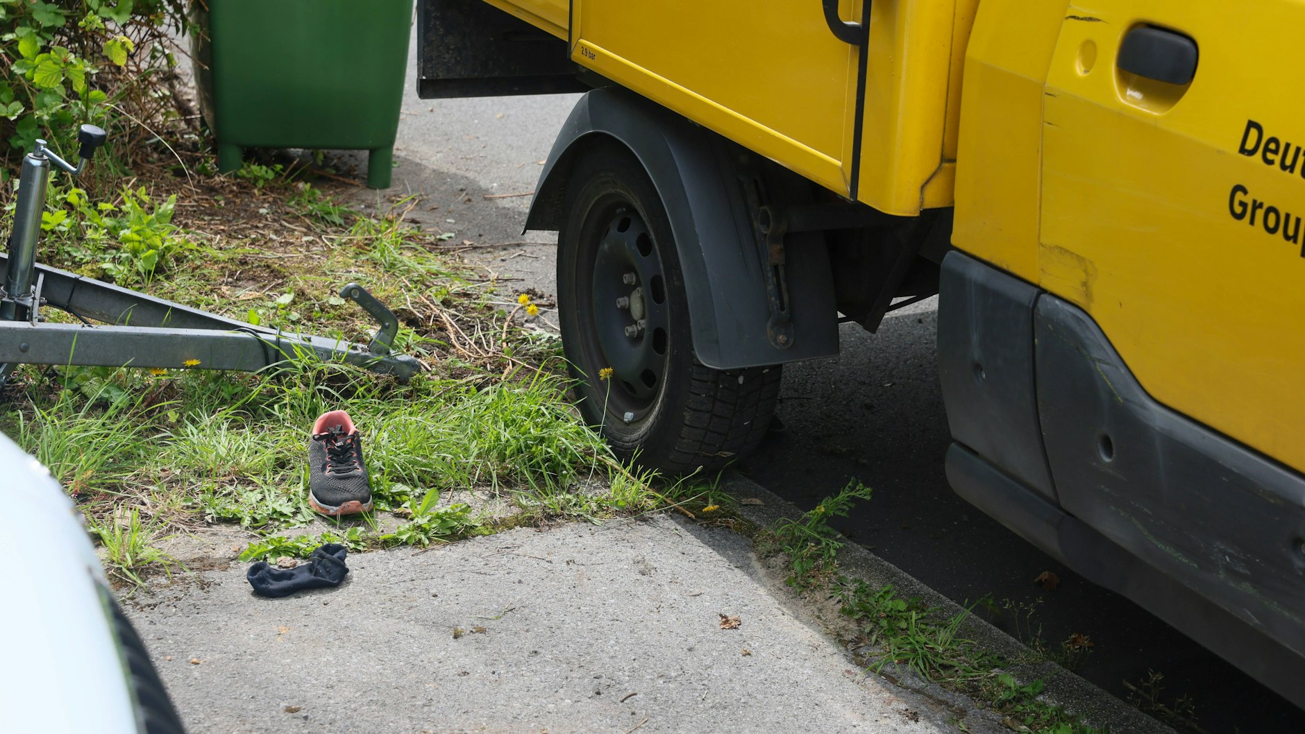 Die 41 jährige Wuppertalerin versuchte noch das Fahrzeug zu stoppen, wurde dabei jedoch mitgeschleift.
