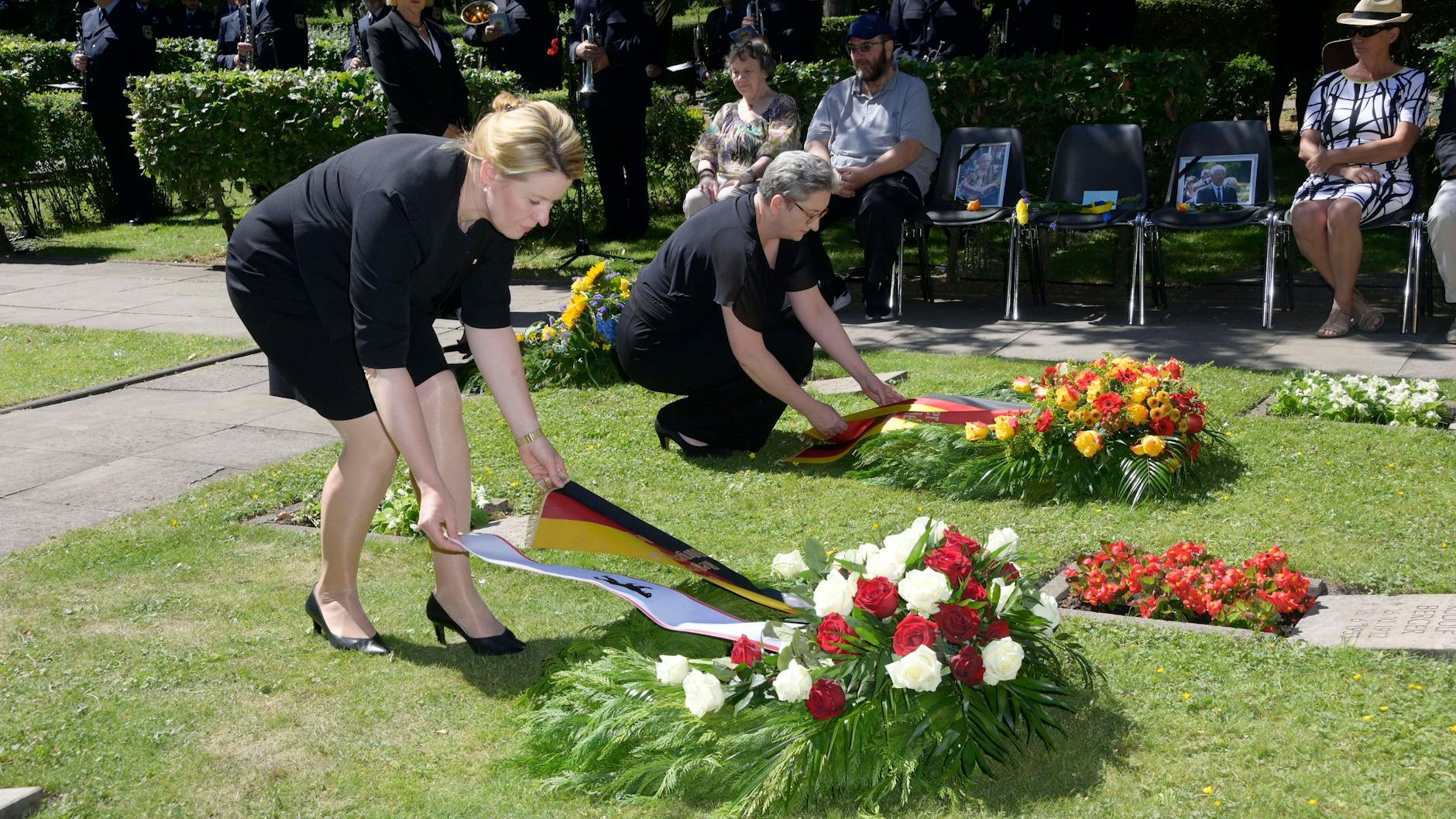 Franziska Giffey legt einen Kranz nieder. Am Mahnmal für die Opfer des Volksaufstandes in der DDR.