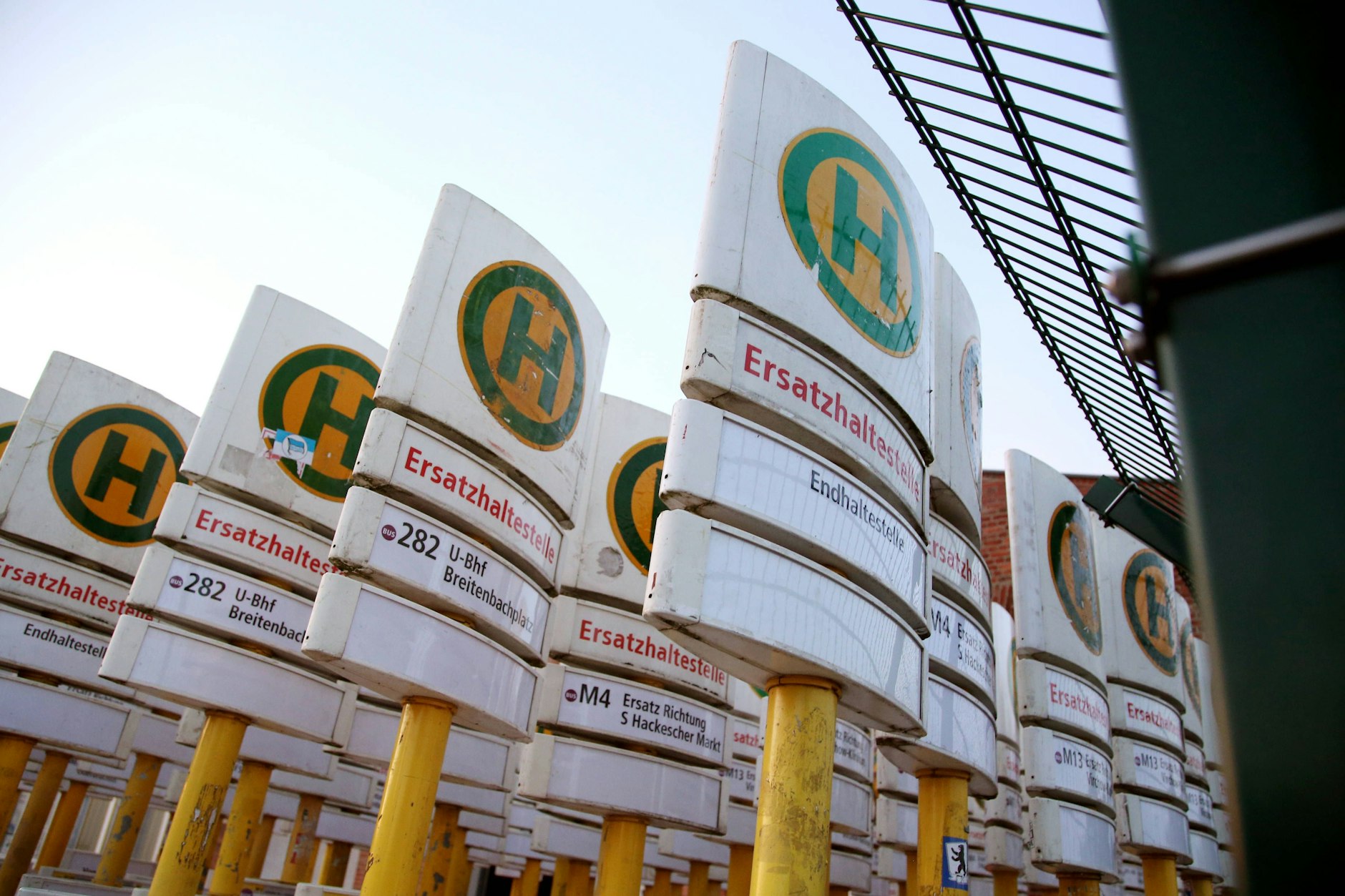 Besonders bei Straßenbahnen und Bussen gibt es viele Ausfälle. Ersatzverkehrsschilder stapeln sich wegen hoher Krankenstände bei der BVG.