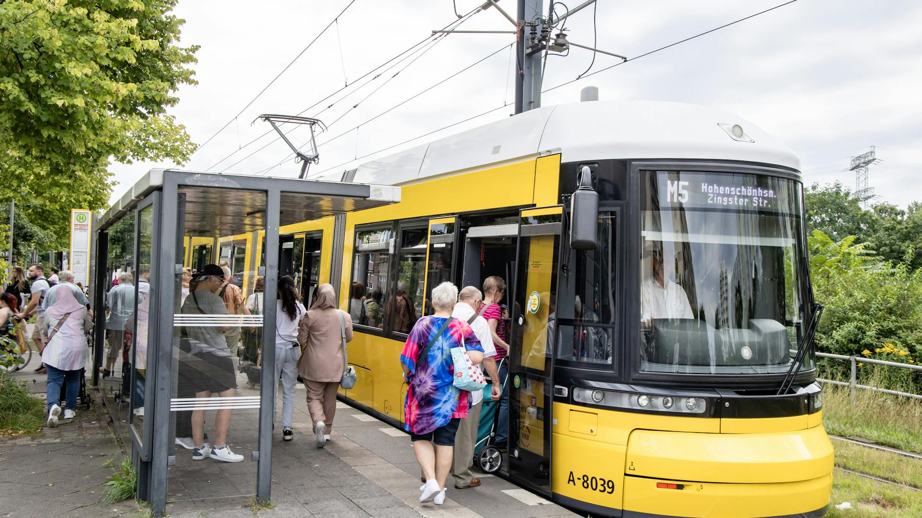 Glücklich, wer eine Straßenbahn bekommt. Viele fallen krankheitsbedingt aus.