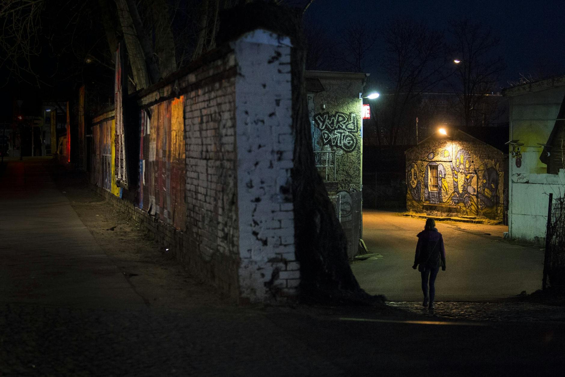 Nachts in der Dunkelheit fürchten sich viele Frauen.