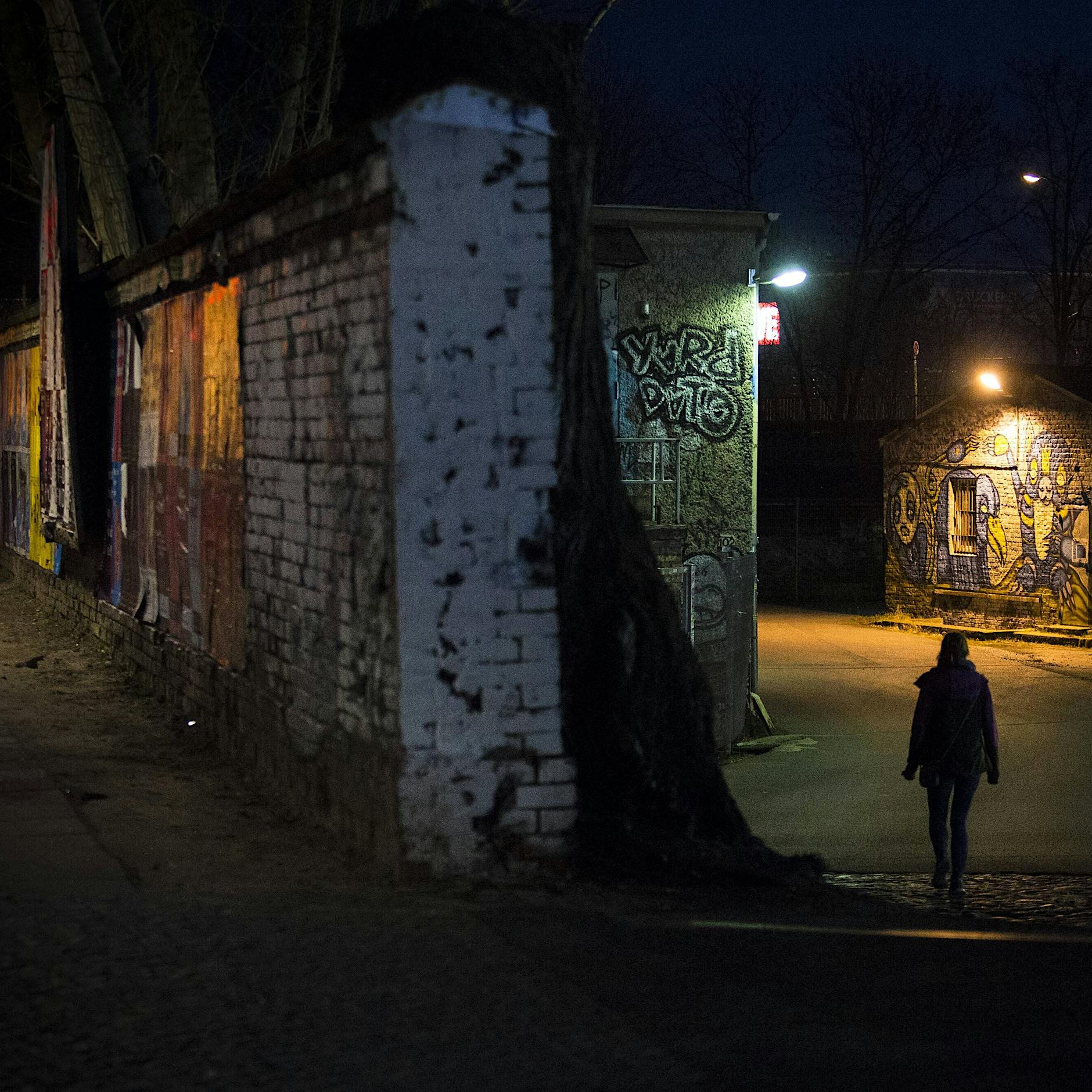 Nachts in Berlin: Abwehrbereite Frauen mit Küchenmesser und Schlüssel in der Faust