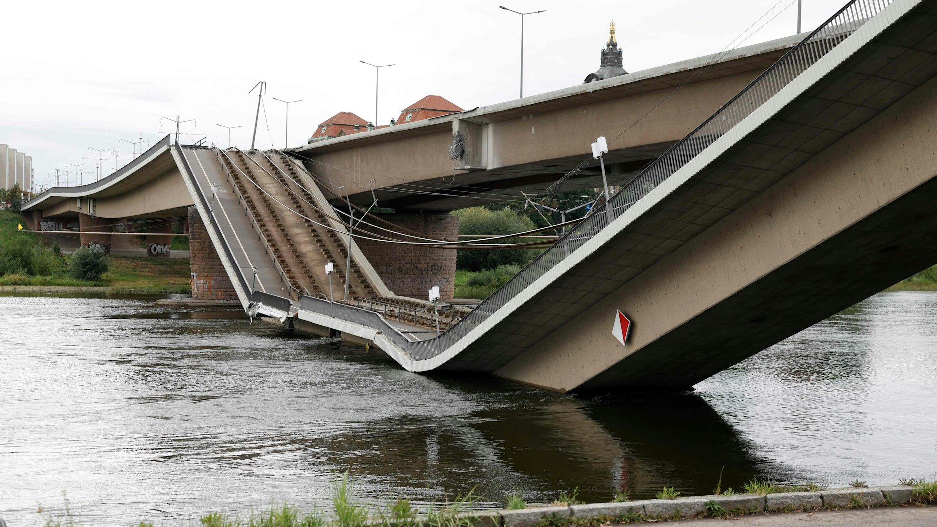 Die Carolabrücke krachte in die Elbe. Die Suche nach der Ursache des Einsturzes hat begonnen.