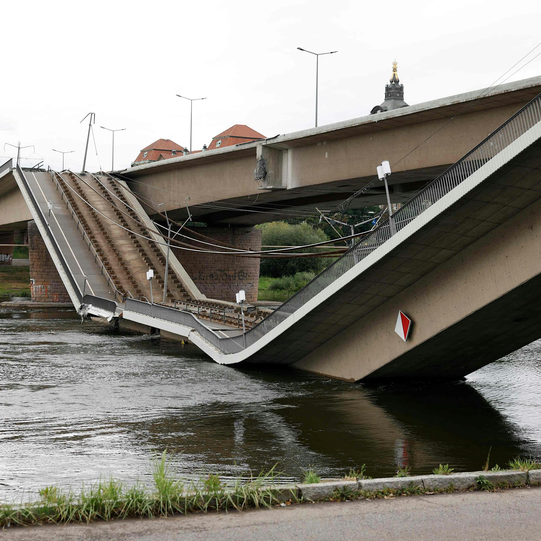 Video: Carolabrücke in Dresden eingestürzt! Tram entging knapp einer Katastrophe