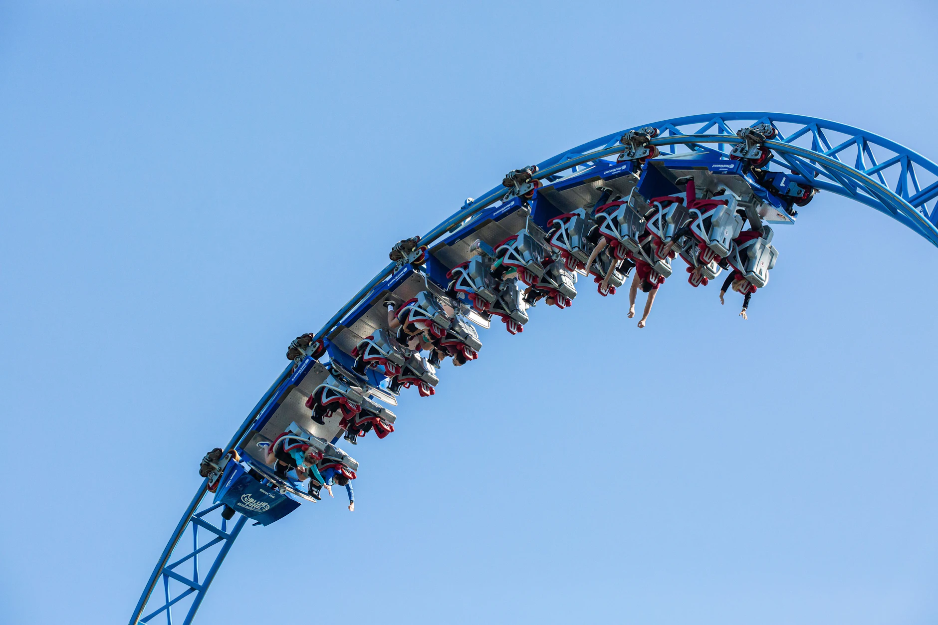 Besucher des Europa-Parks fahren mit der Achterbahn Blue Fire. (Archivbild)