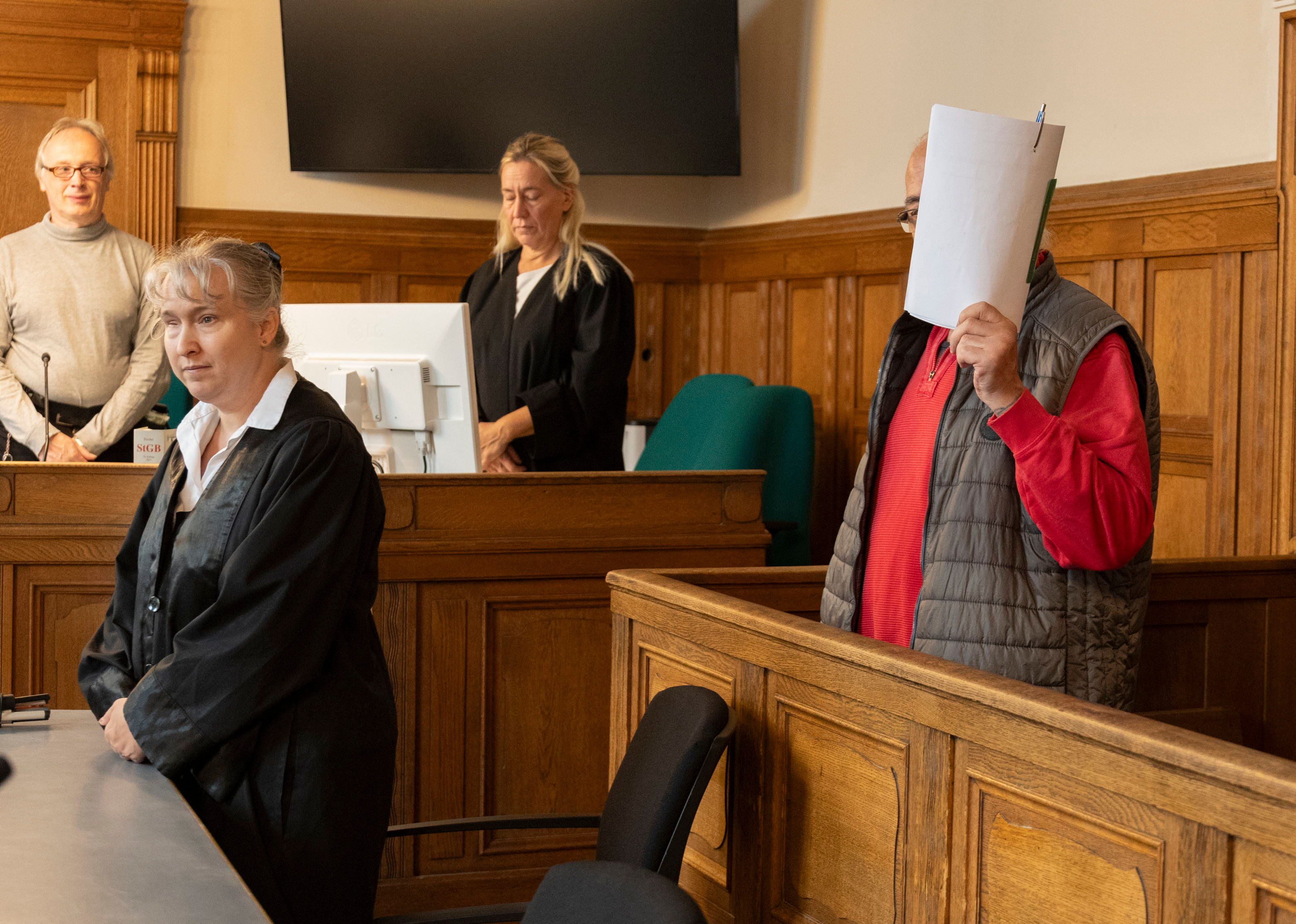 Geldgeiler Liebesschwindler zockt vier alte Damen ab